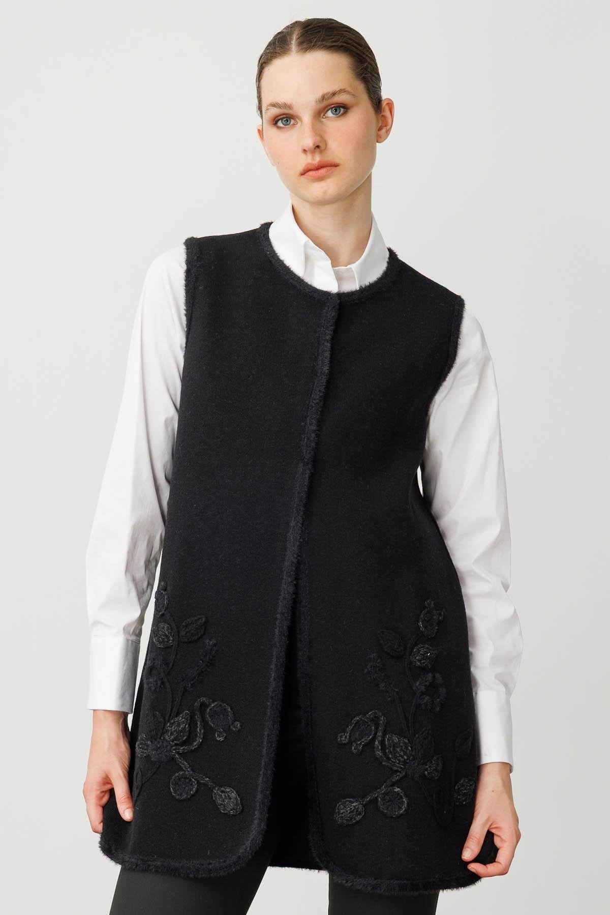 25014Kadın Sıfır Yaka Çiçekli Uzun Yün Yelek Siyah