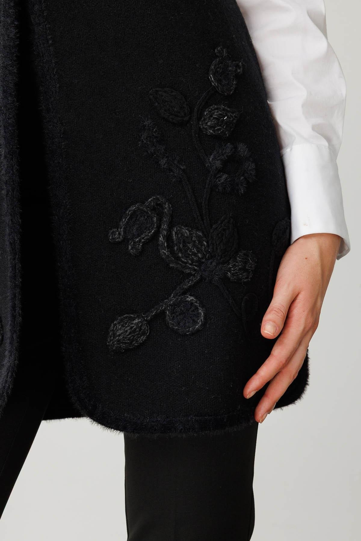 25014Kadın Sıfır Yaka Çiçekli Uzun Yün Yelek Siyah