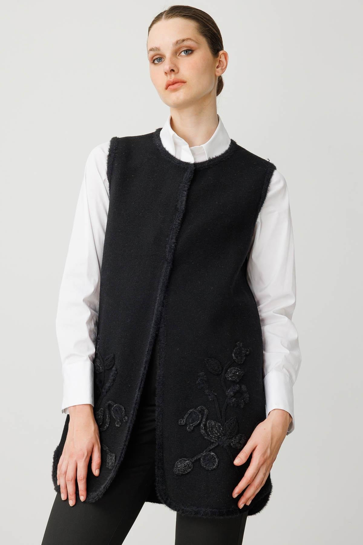 25014Kadın Sıfır Yaka Çiçekli Uzun Yün Yelek Siyah