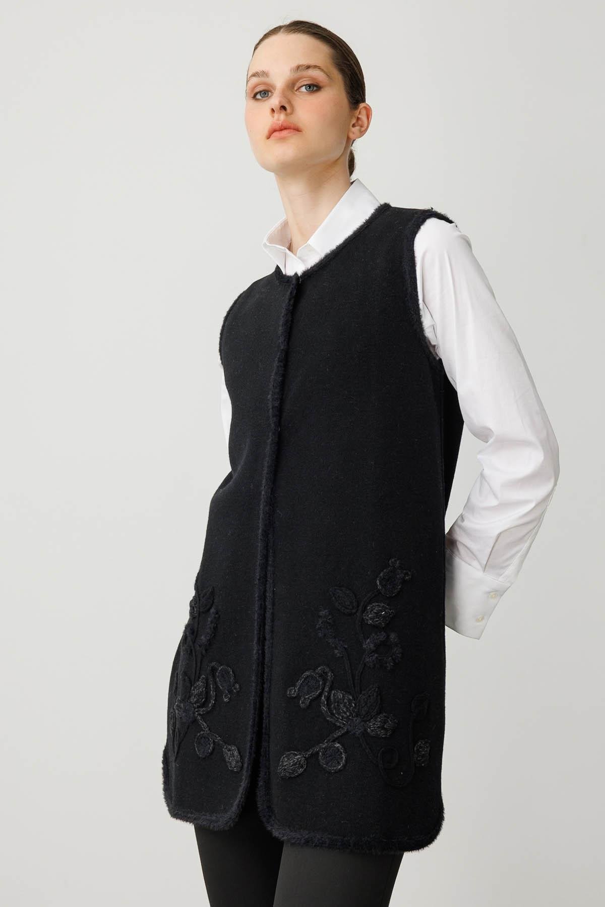 25014Kadın Sıfır Yaka Çiçekli Uzun Yün Yelek Siyah