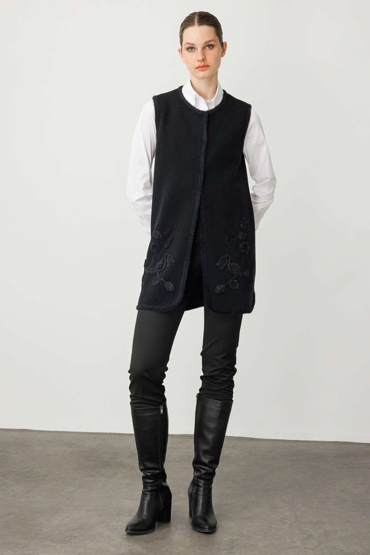 25014Kadın Sıfır Yaka Çiçekli Uzun Yün Yelek Siyah