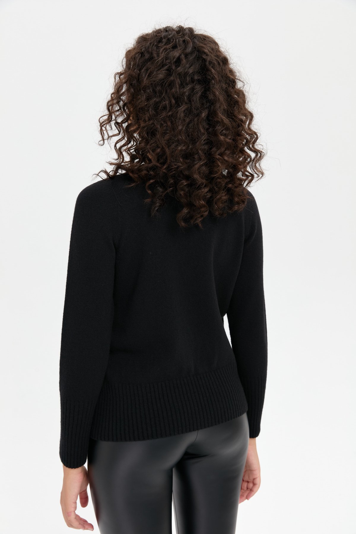 24210Kadın Sıfır Yaka Dikişsiz Eteği ve Kolu Uzun Lastik Yün Kazak Siyah