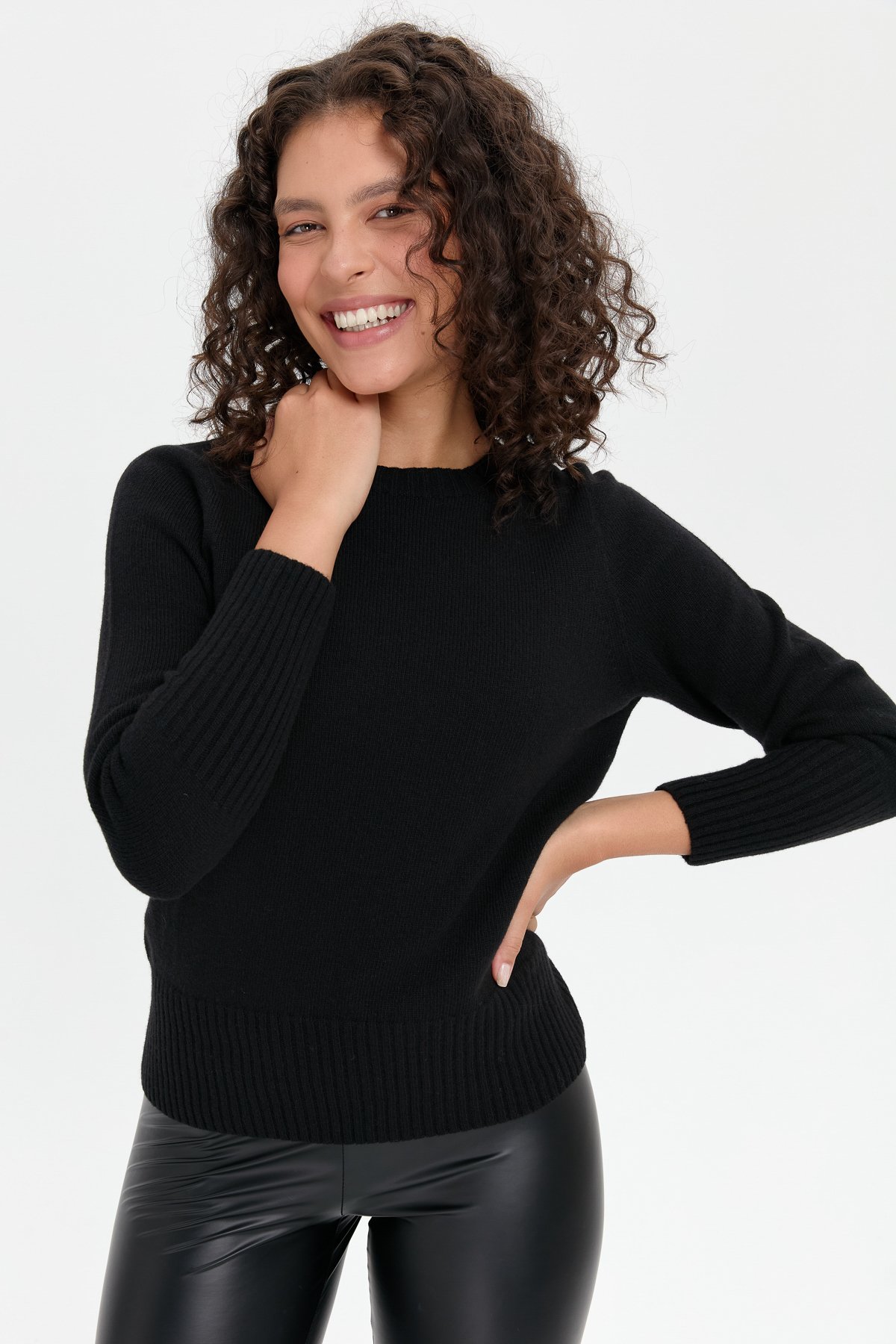 24210Kadın Sıfır Yaka Dikişsiz Eteği ve Kolu Uzun Lastik Yün Kazak Siyah