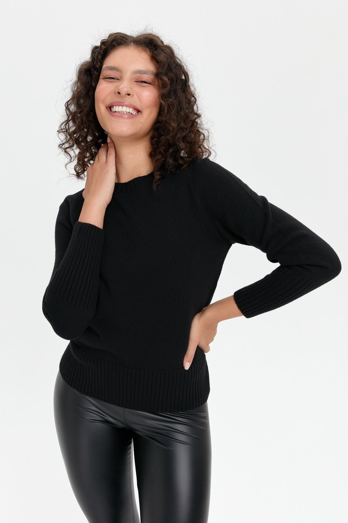 24210Kadın Sıfır Yaka Dikişsiz Eteği ve Kolu Uzun Lastik Yün Kazak Siyah