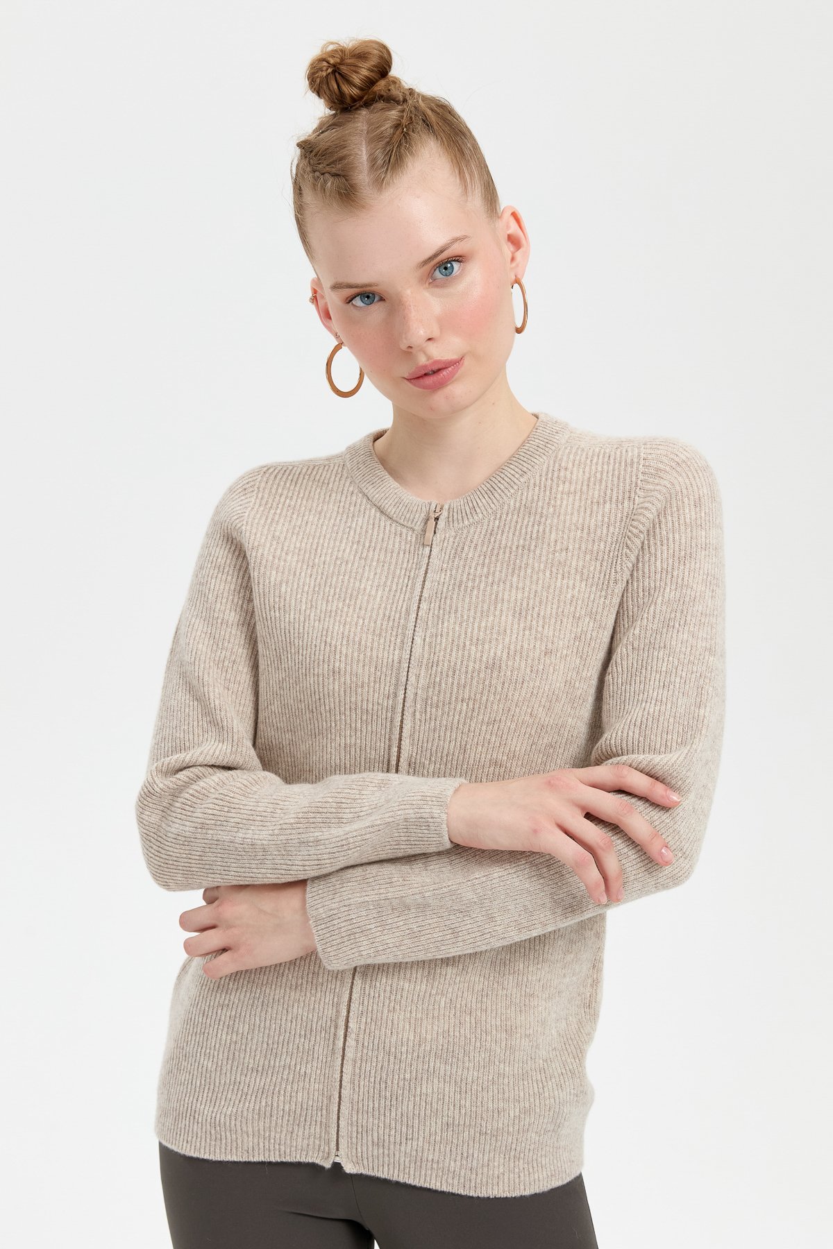 24219Kadın Sıfır Yaka Dikişsiz Fermuarlı Yün Hırka V.Bej