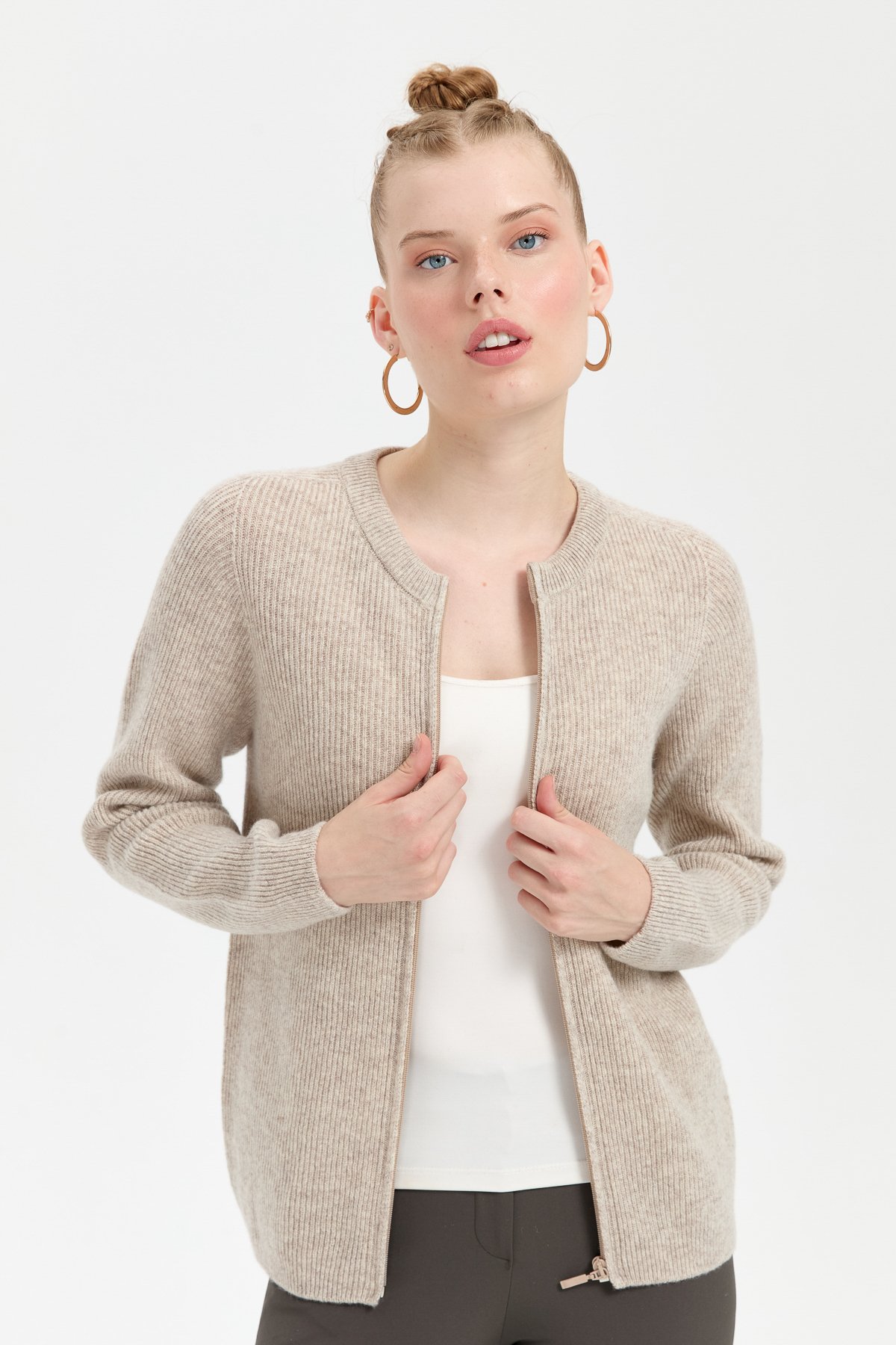 24219Kadın Sıfır Yaka Dikişsiz Fermuarlı Yün Hırka V.Bej