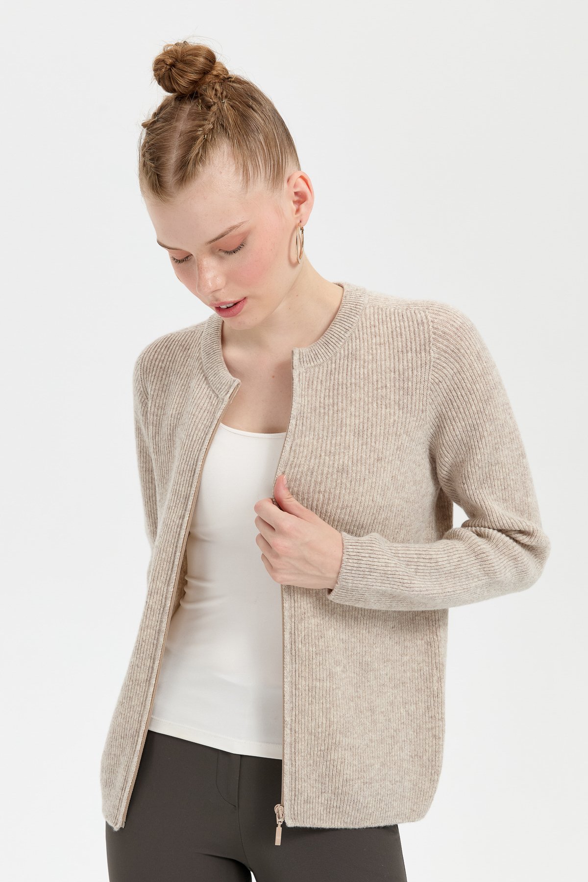 24219Kadın Sıfır Yaka Dikişsiz Fermuarlı Yün Hırka V.Bej