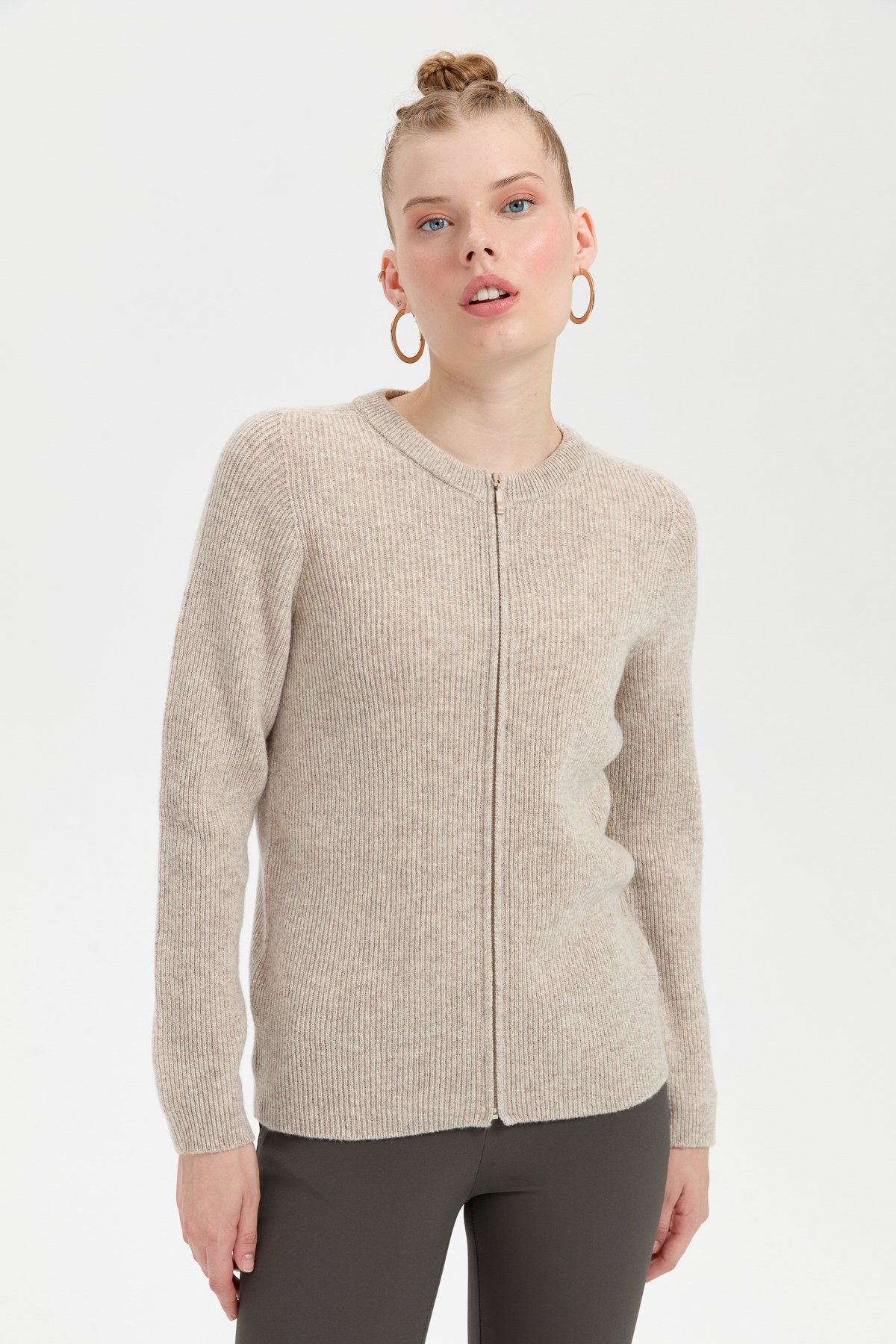 24219Kadın Sıfır Yaka Dikişsiz Fermuarlı Yün Hırka V.Bej