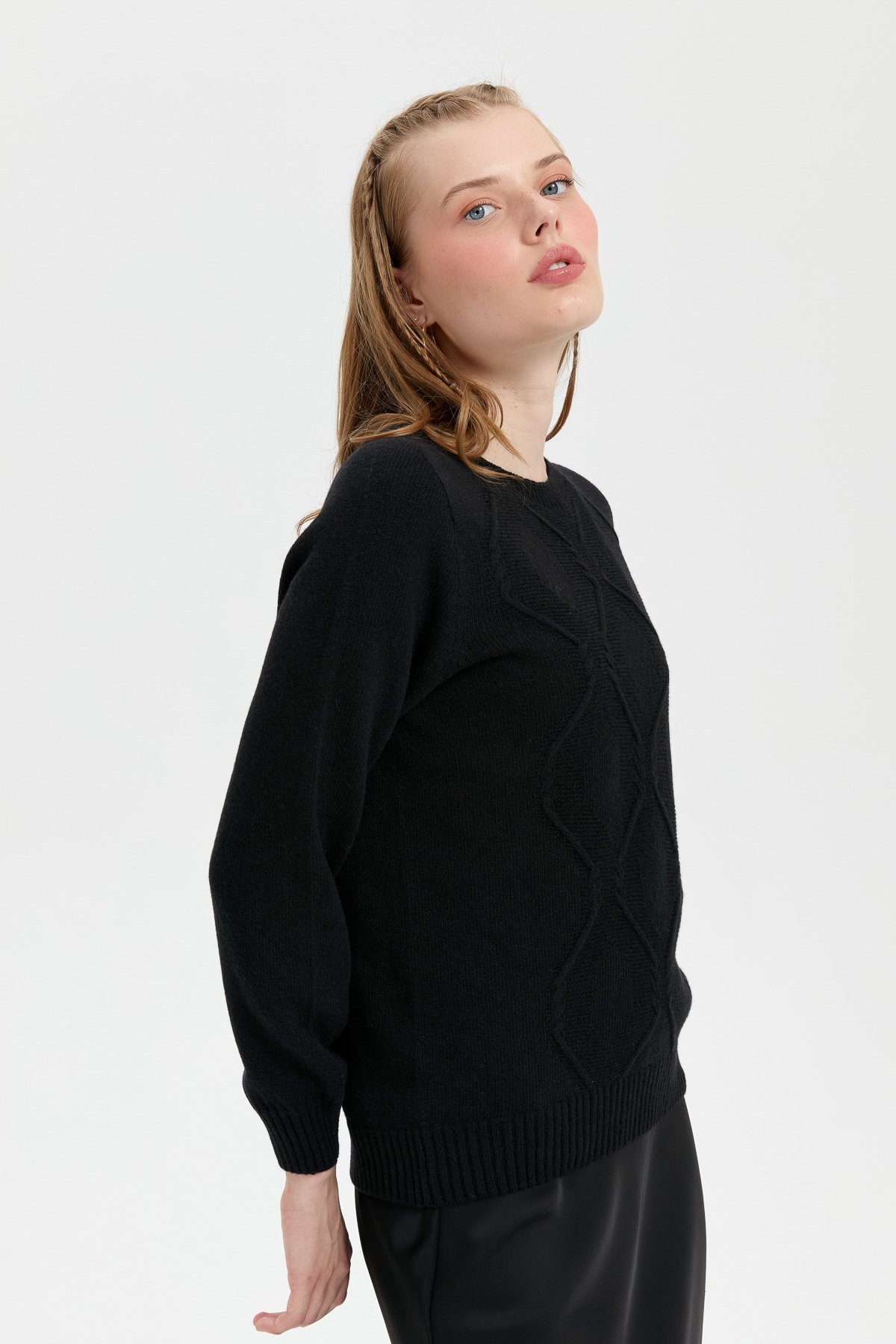 24217Kadın Sıfır Yaka Dikişsiz Önü Baklavalı Yün Kazak Siyah