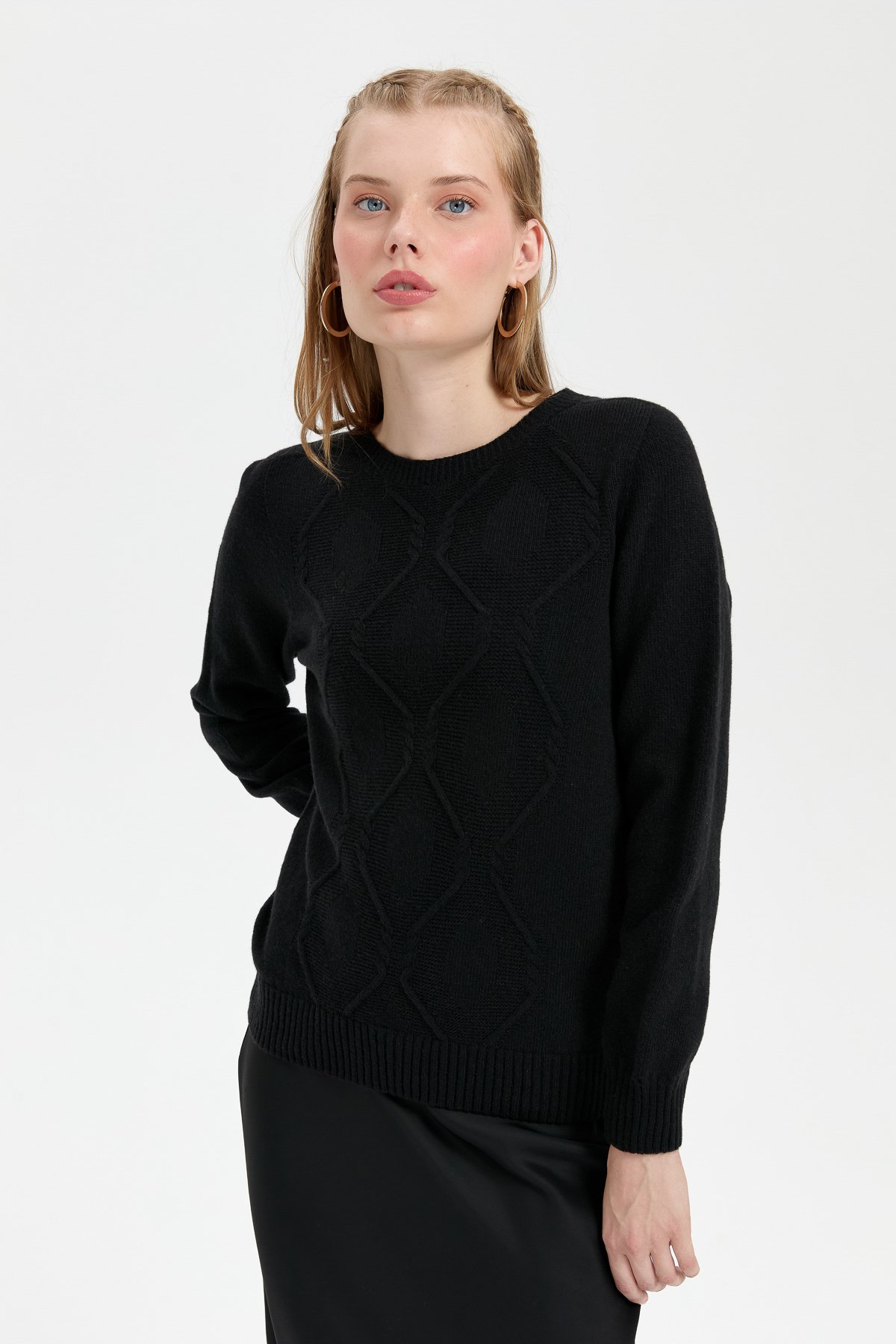 24217Kadın Sıfır Yaka Dikişsiz Önü Baklavalı Yün Kazak Siyah