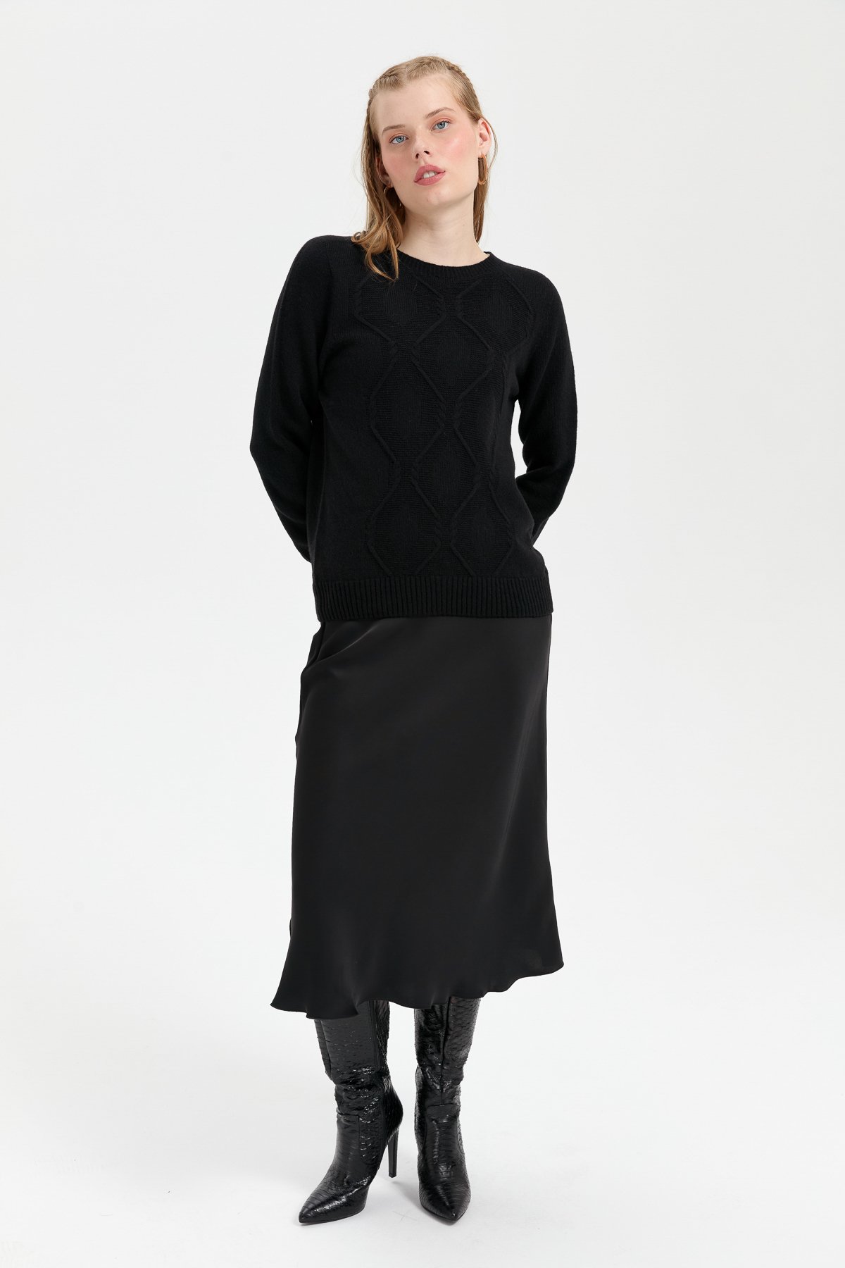 24217Kadın Sıfır Yaka Dikişsiz Önü Baklavalı Yün Kazak Siyah