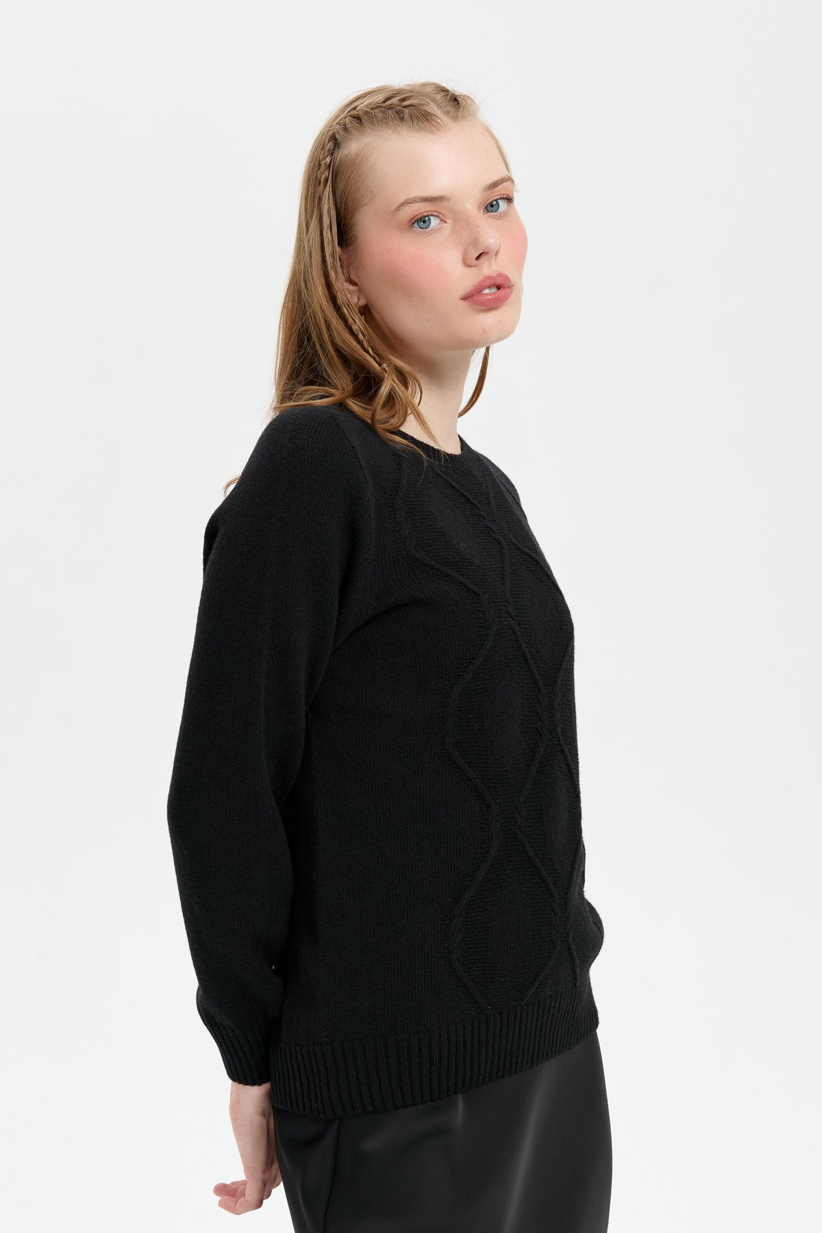 24217Kadın Sıfır Yaka Dikişsiz Önü Baklavalı Yün Kazak Siyah