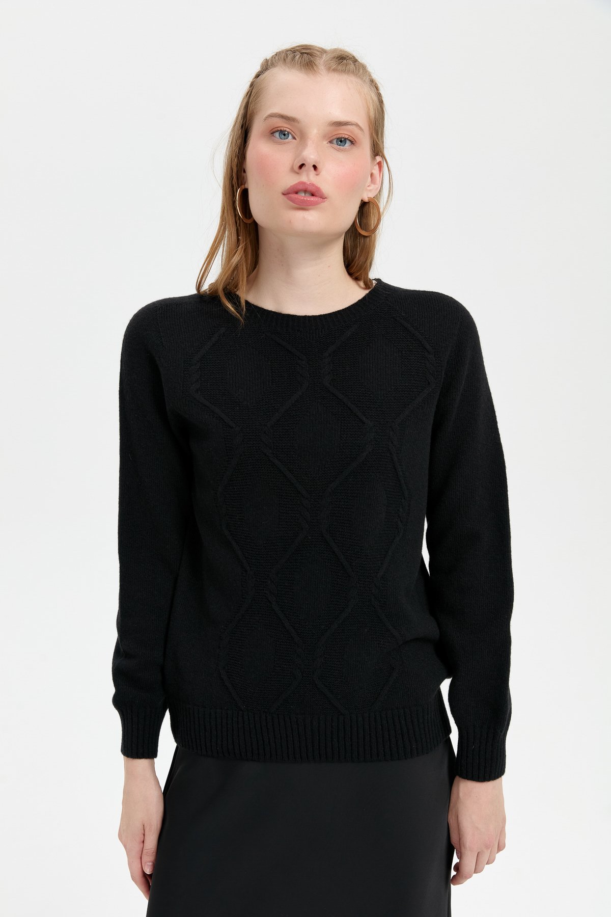 24217Kadın Sıfır Yaka Dikişsiz Önü Baklavalı Yün Kazak Siyah