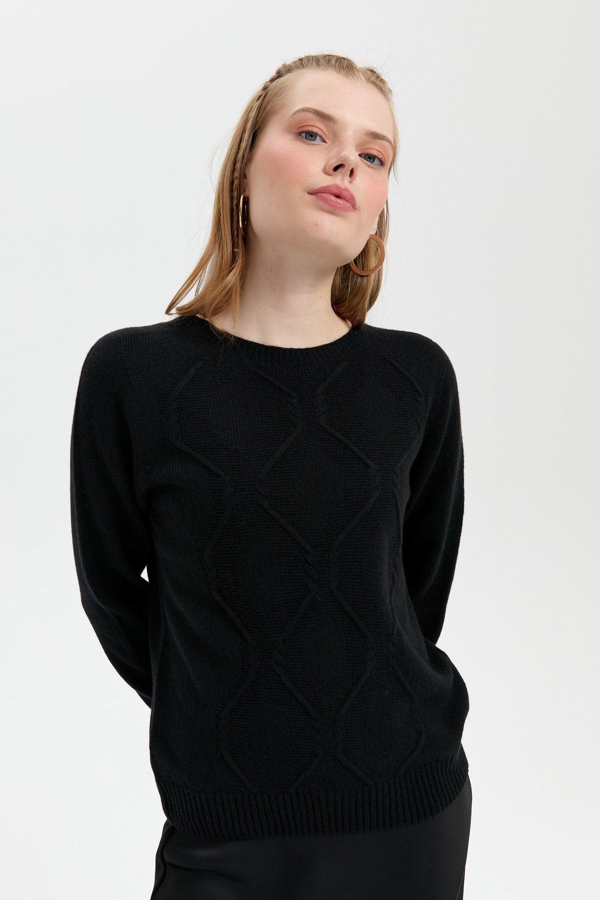 24217Kadın Sıfır Yaka Dikişsiz Önü Baklavalı Yün Kazak Siyah