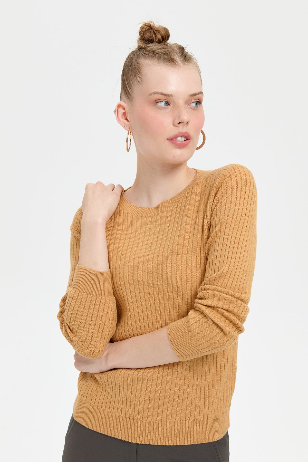 24183Kadın Sıfır Yaka Dikişsiz Önü Desenli Kazak Camel