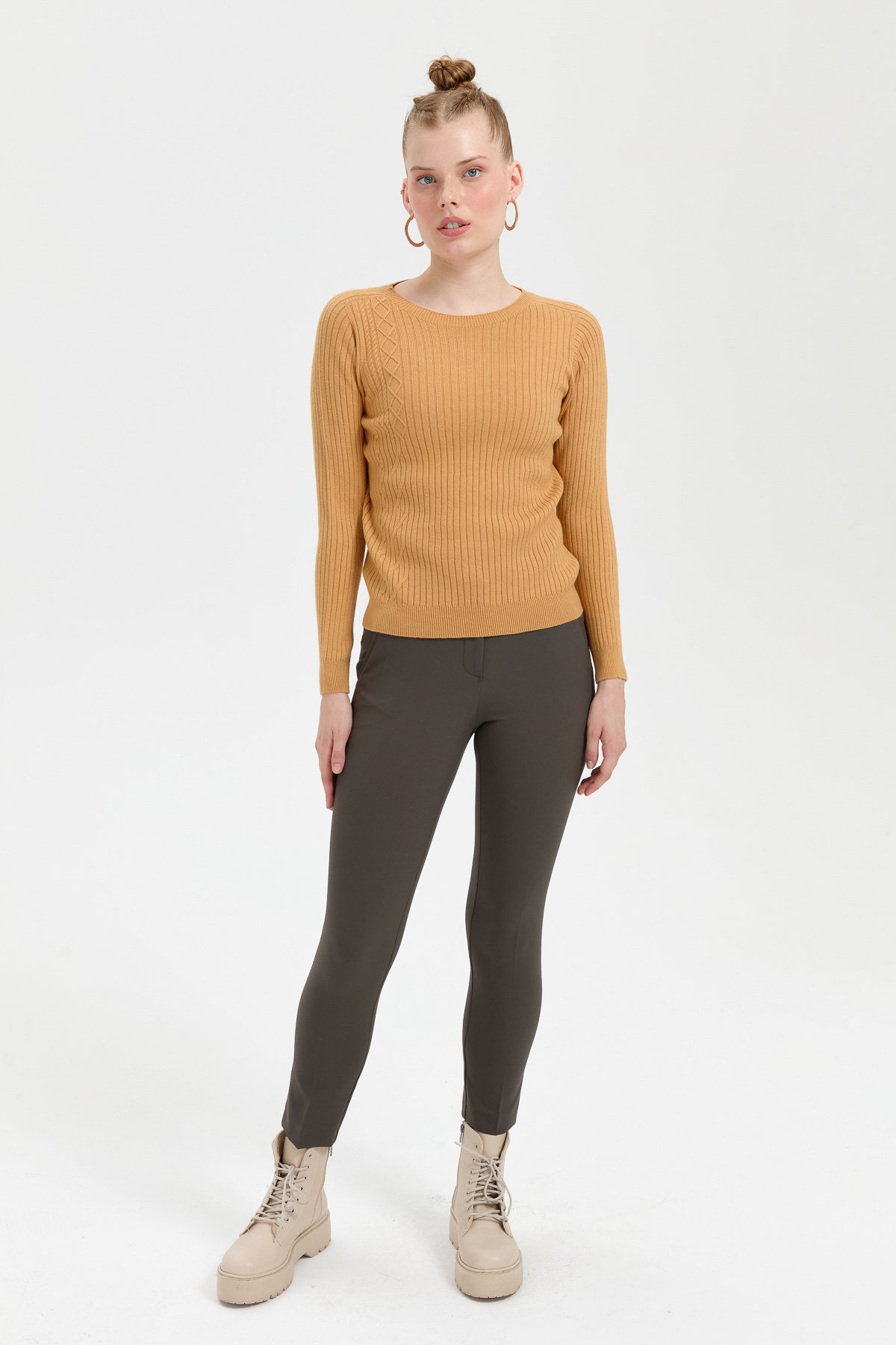 24183Kadın Sıfır Yaka Dikişsiz Önü Desenli Kazak Camel