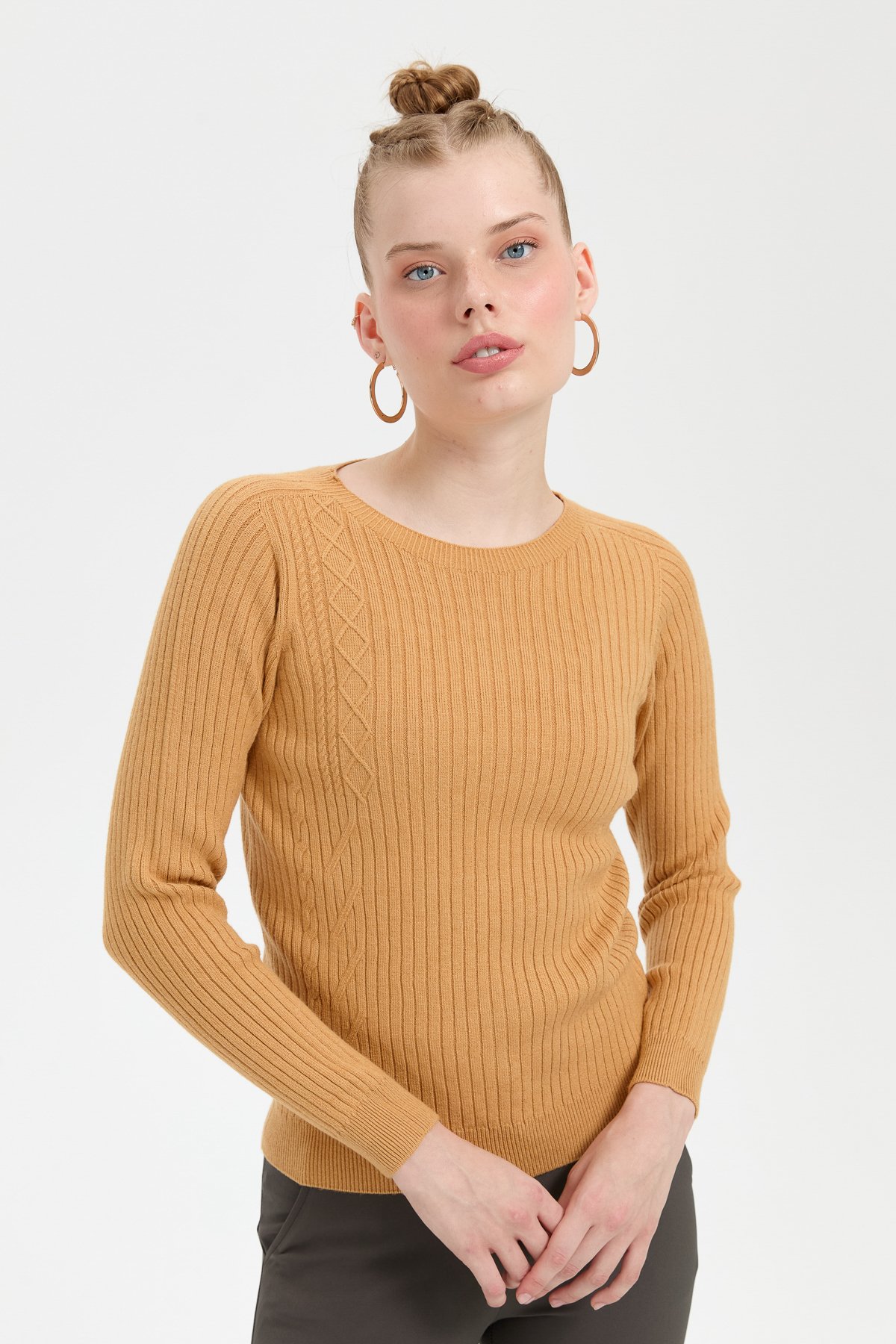 24183Kadın Sıfır Yaka Dikişsiz Önü Desenli Kazak Camel