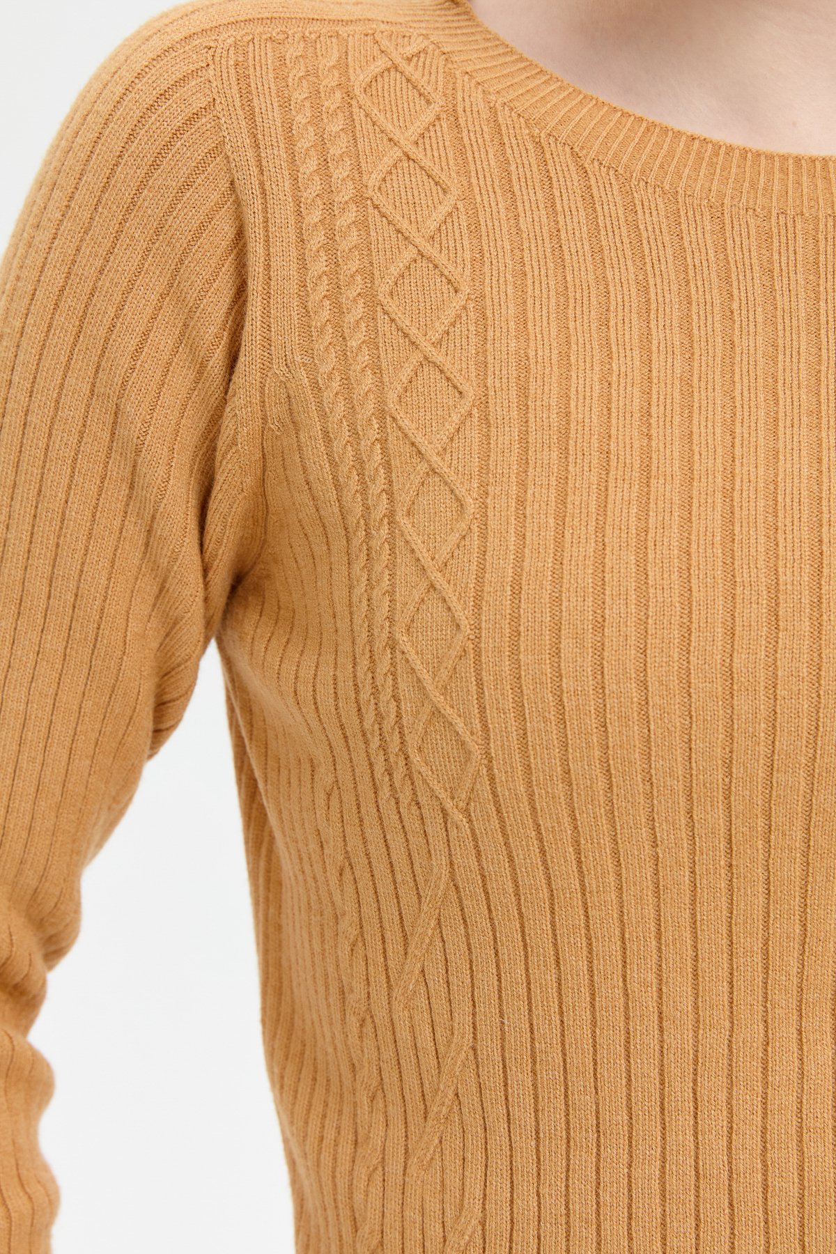 24183Kadın Sıfır Yaka Dikişsiz Önü Desenli Kazak Camel