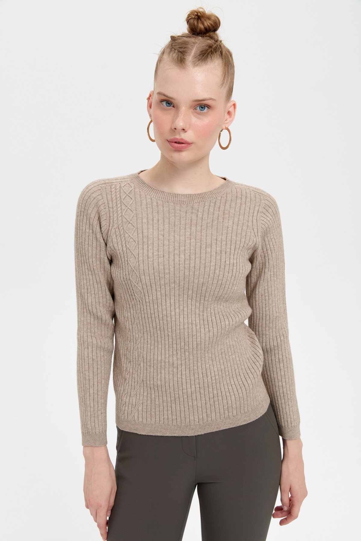 24183Kadın Sıfır Yaka Dikişsiz Önü Desenli Kazak Vizon