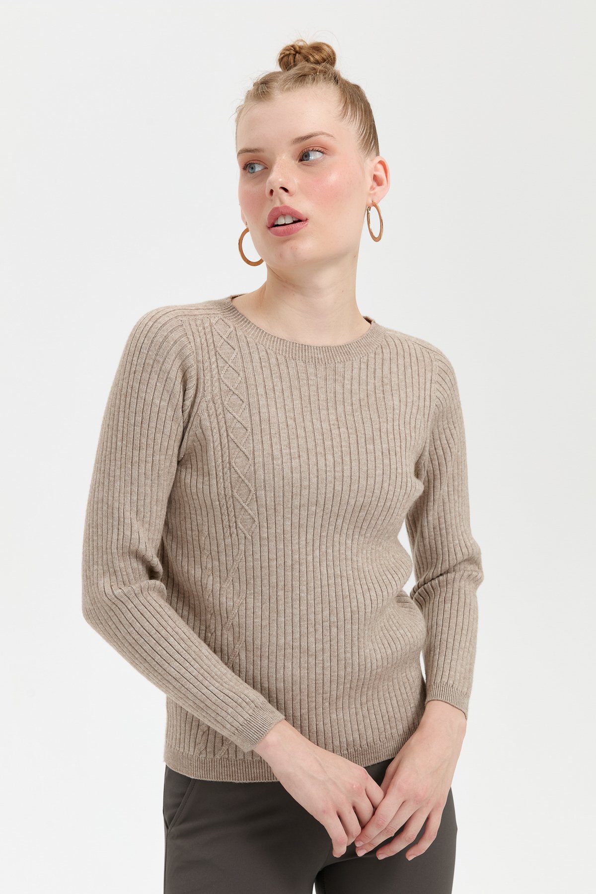 24183Kadın Sıfır Yaka Dikişsiz Önü Desenli Kazak Vizon