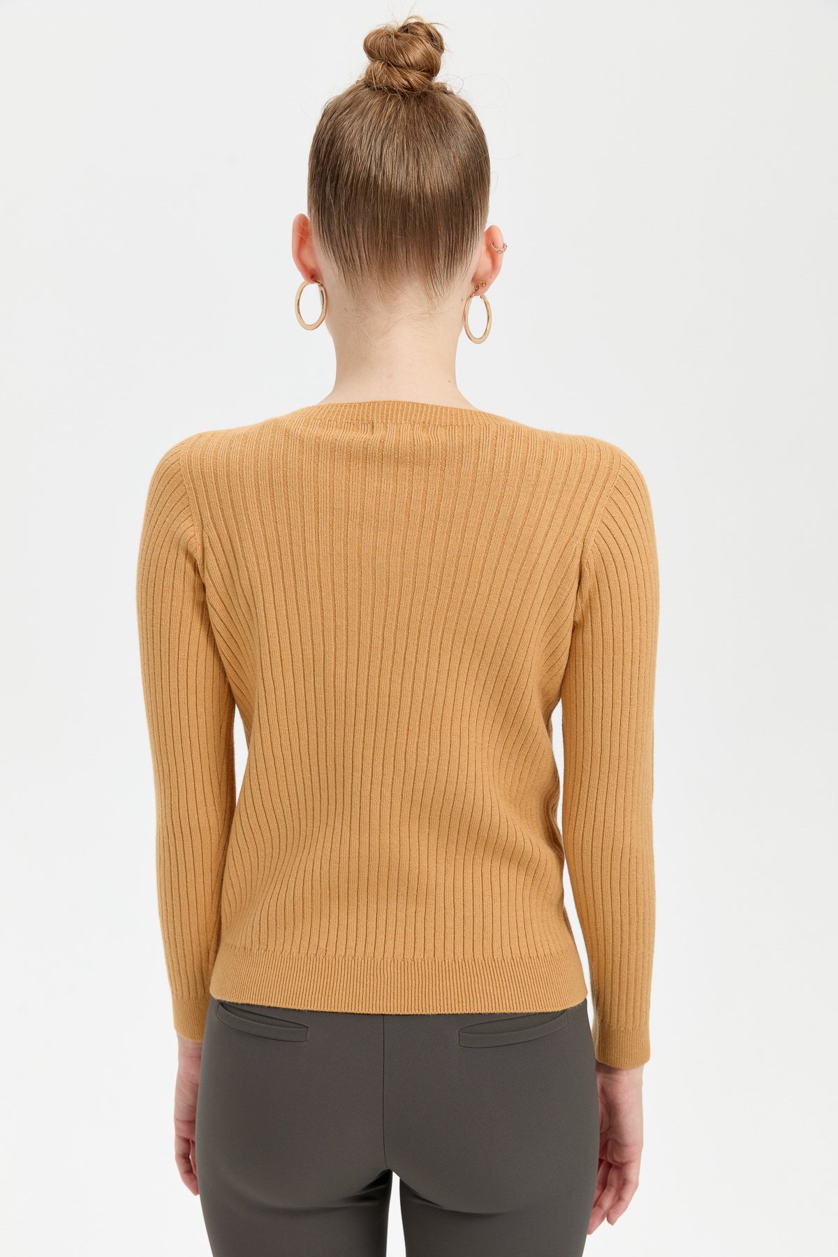 24183Kadın Sıfır Yaka Dikişsiz Önü Desenli Kazak Camel