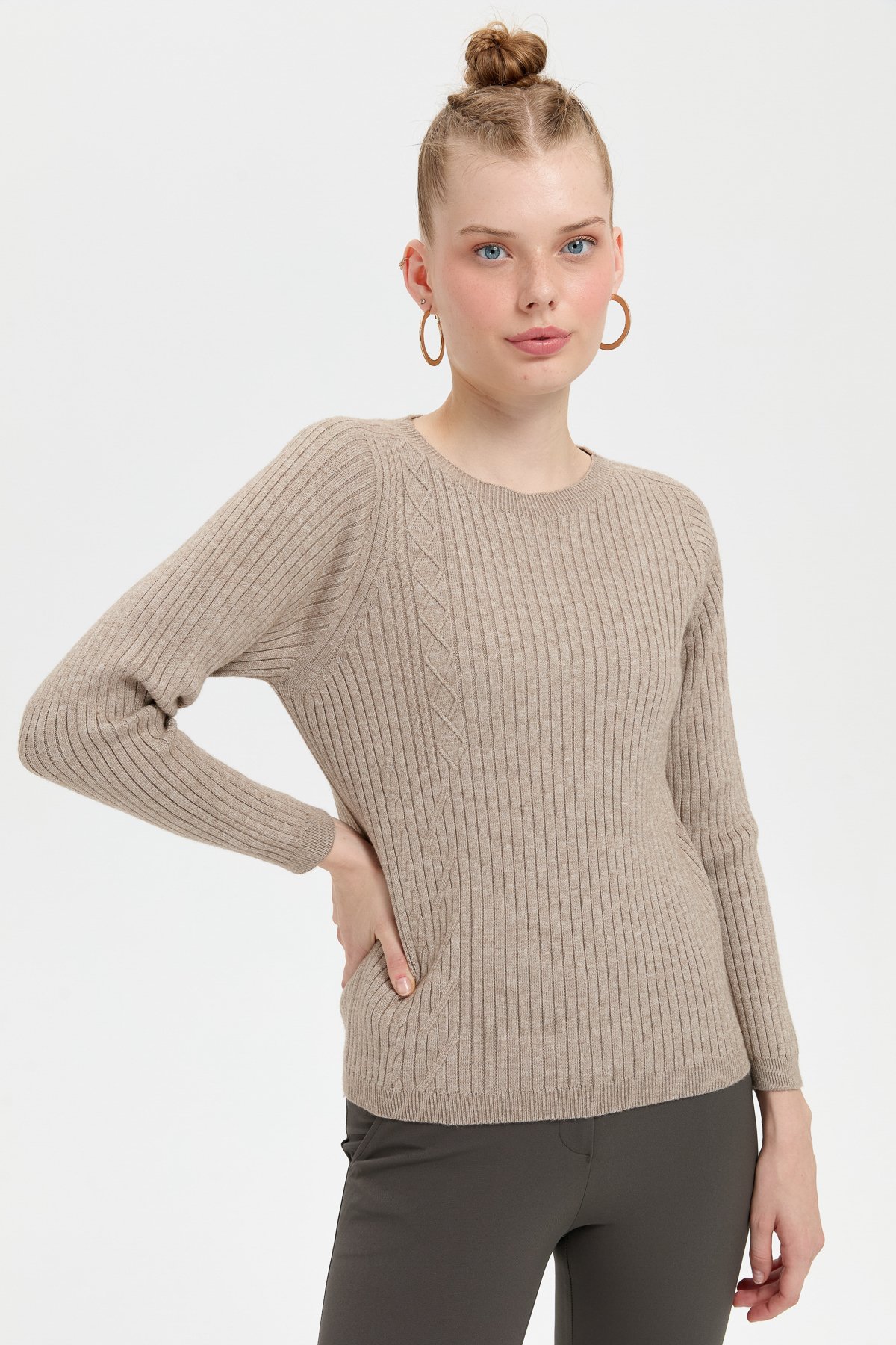 24183Kadın Sıfır Yaka Dikişsiz Önü Desenli Kazak Vizon