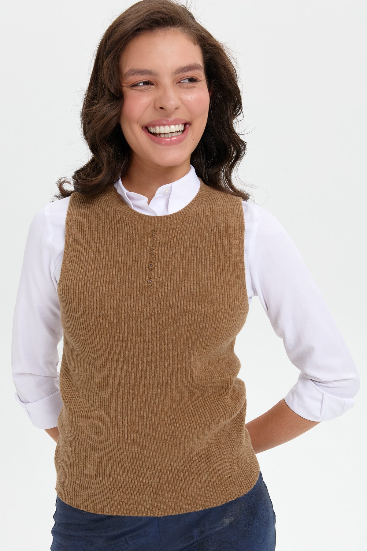 24157Kadın Sıfır Yaka Dikişsiz Önü Düğmeli Yün Süveter V.Camel