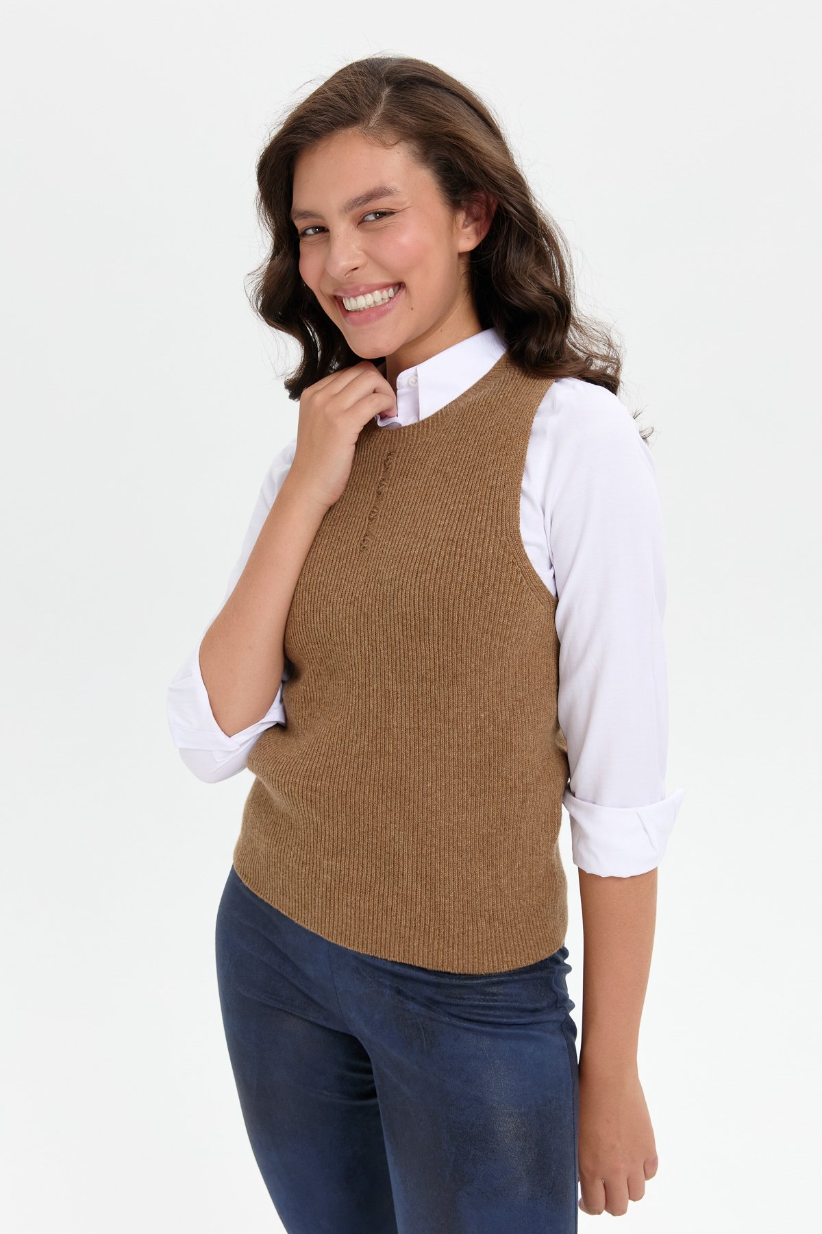 24157Kadın Sıfır Yaka Dikişsiz Önü Düğmeli Yün Süveter V.Camel