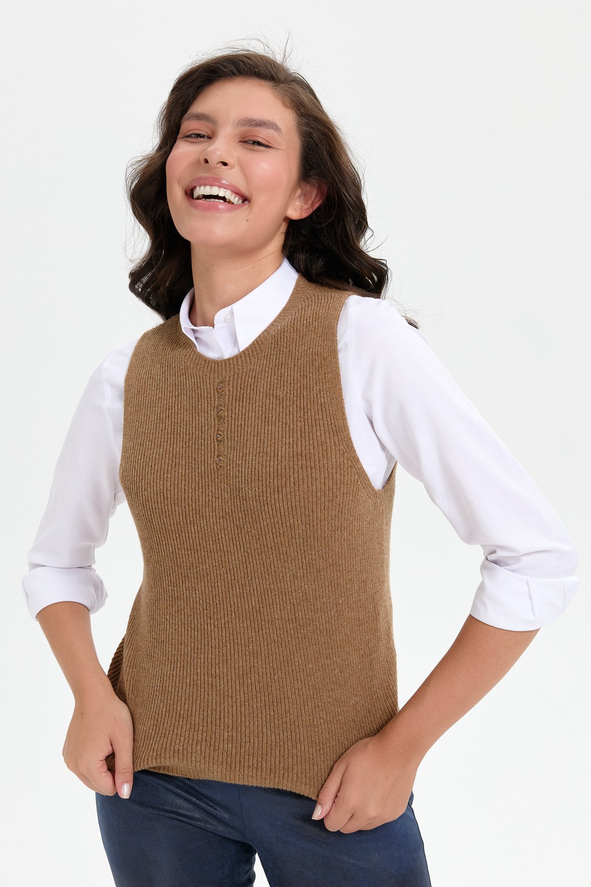 24157Kadın Sıfır Yaka Dikişsiz Önü Düğmeli Yün Süveter V.Camel