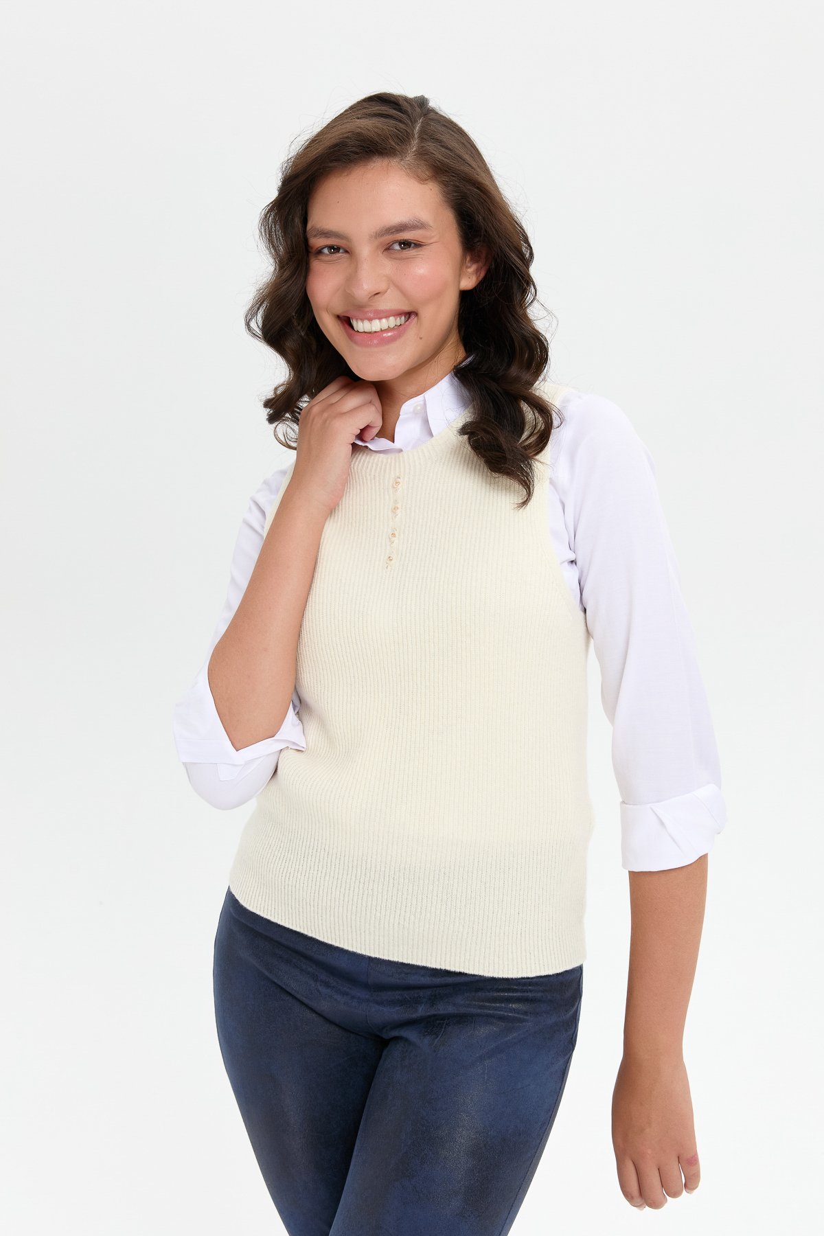 24157Kadın Sıfır Yaka Dikişsiz Önü Düğmeli Yün Süveter Kemik