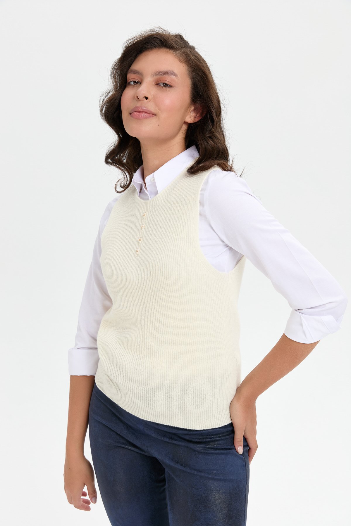 24157Kadın Sıfır Yaka Dikişsiz Önü Düğmeli Yün Süveter Kemik