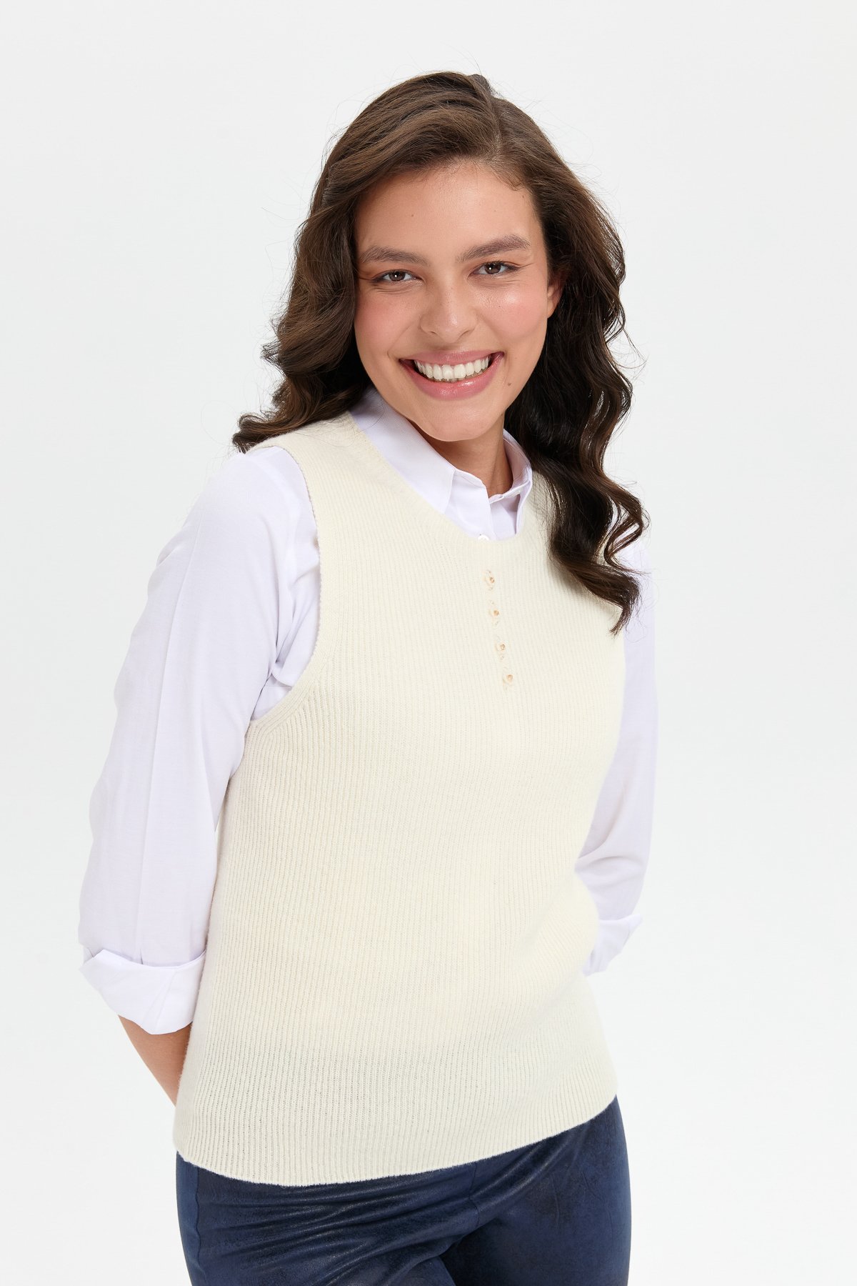 24157Kadın Sıfır Yaka Dikişsiz Önü Düğmeli Yün Süveter Kemik