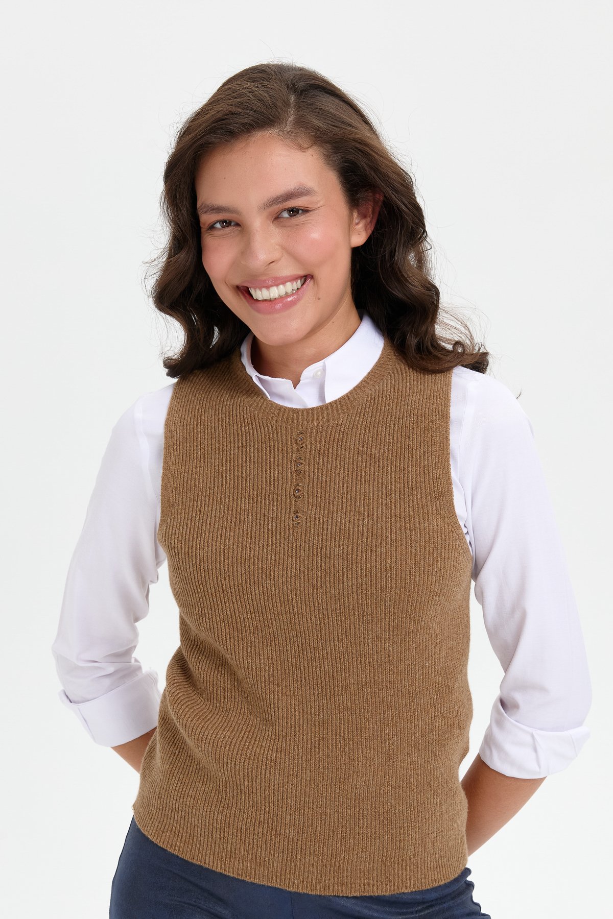 24157Kadın Sıfır Yaka Dikişsiz Önü Düğmeli Yün Süveter V.Camel