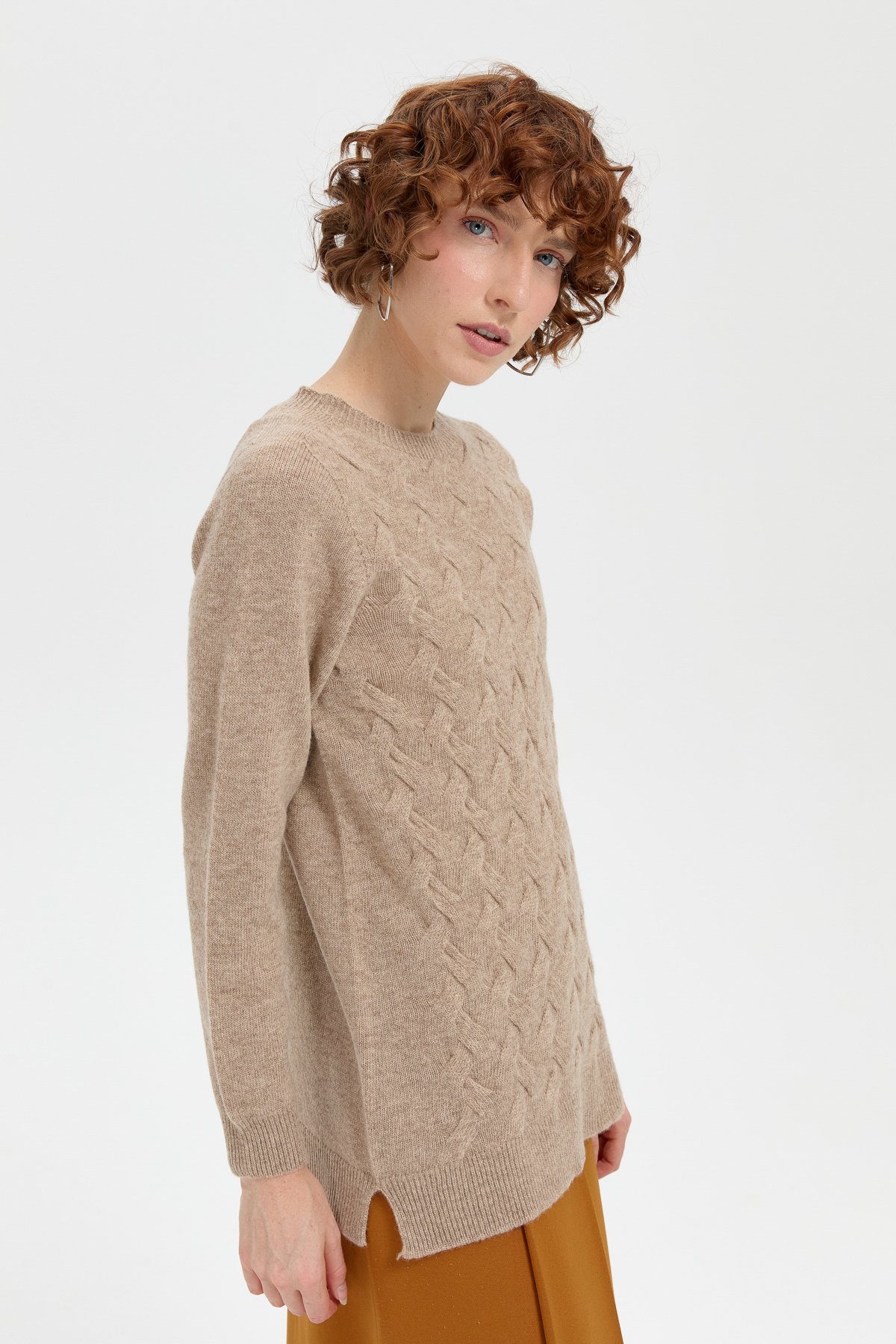 24214Kadın Sıfır Yaka Önü Saç Örgülü Yün Kazak K.Bej