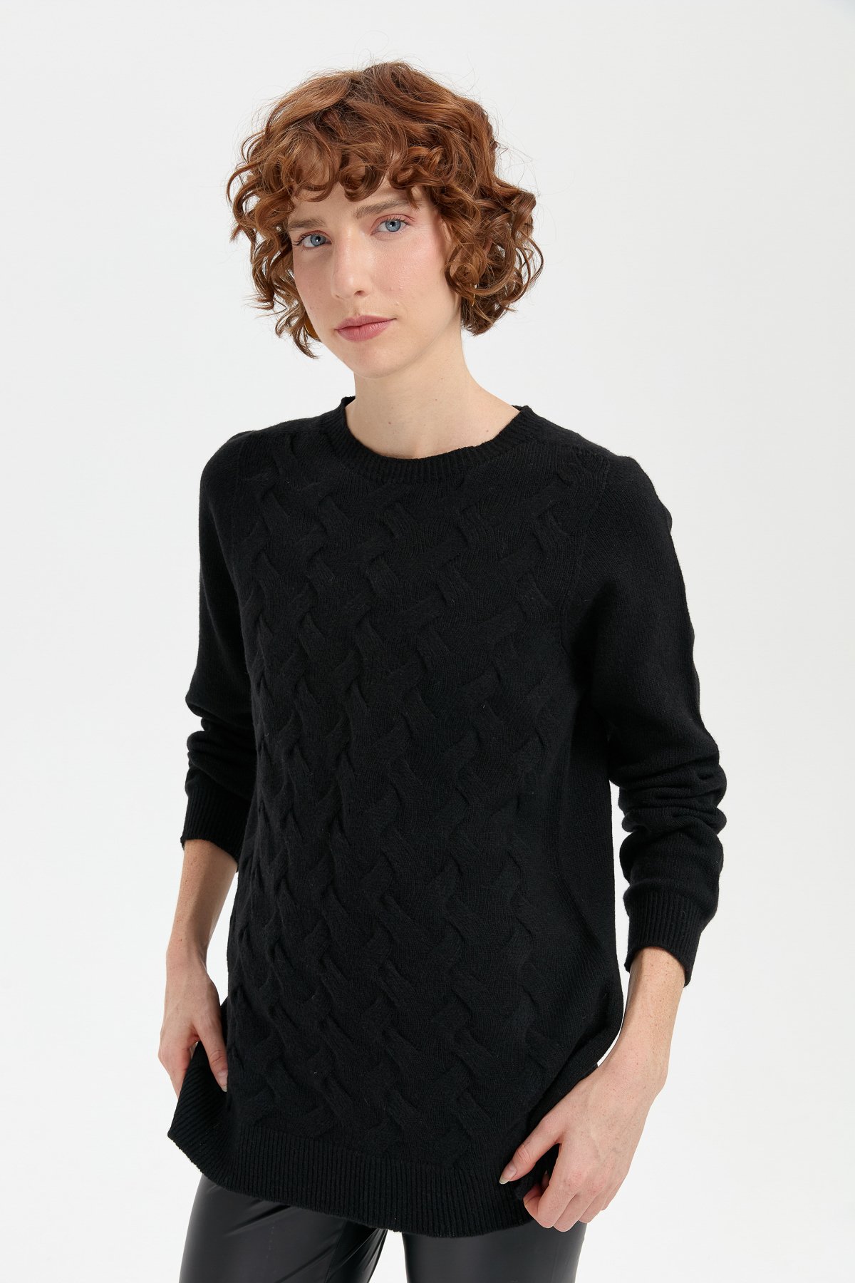 24214Kadın Sıfır Yaka Önü Saç Örgülü Yün Kazak Siyah