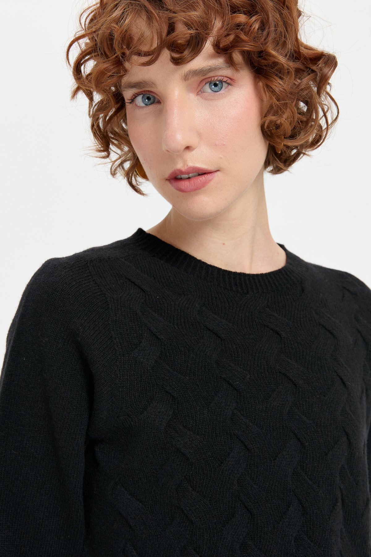 24214Kadın Sıfır Yaka Önü Saç Örgülü Yün Kazak Siyah