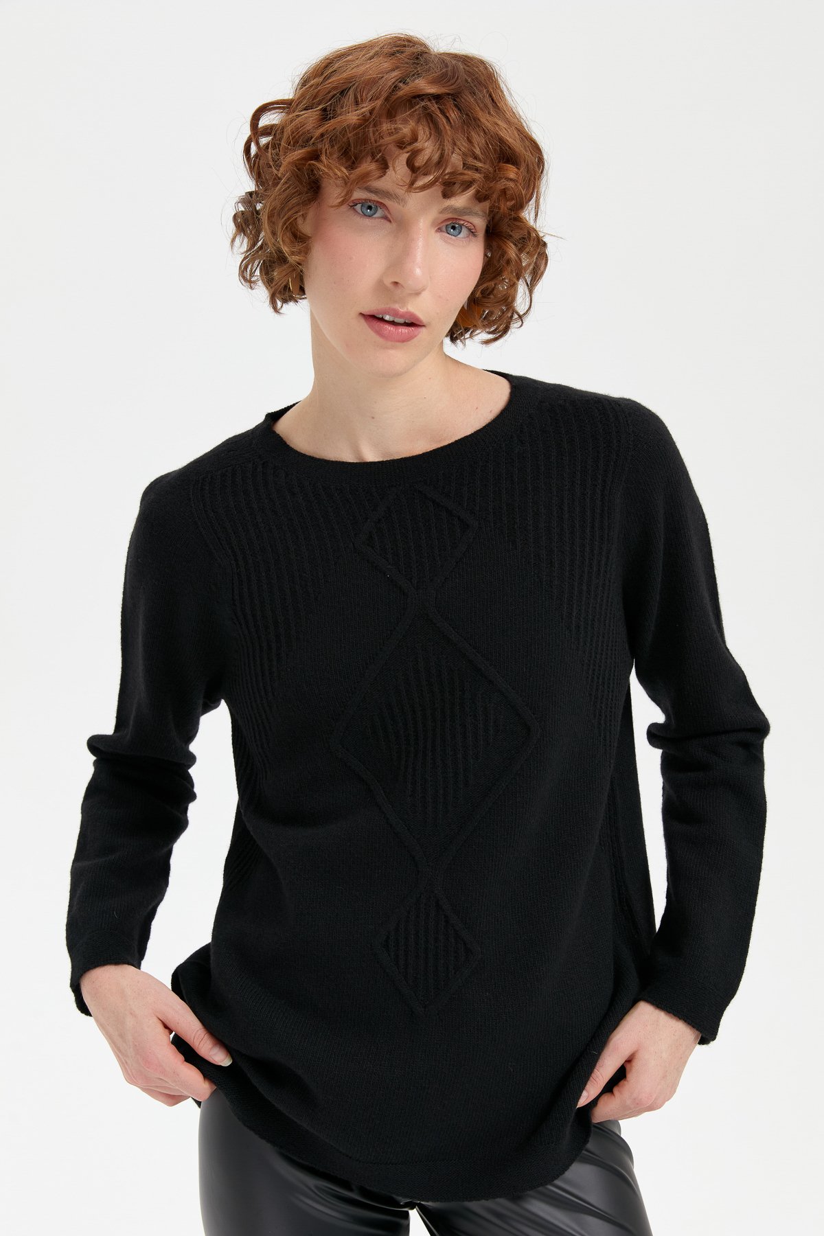 24199Kadın Sıfır Yaka Dikişsiz Önü Selanik Baklavalı Yün Kazak Siyah