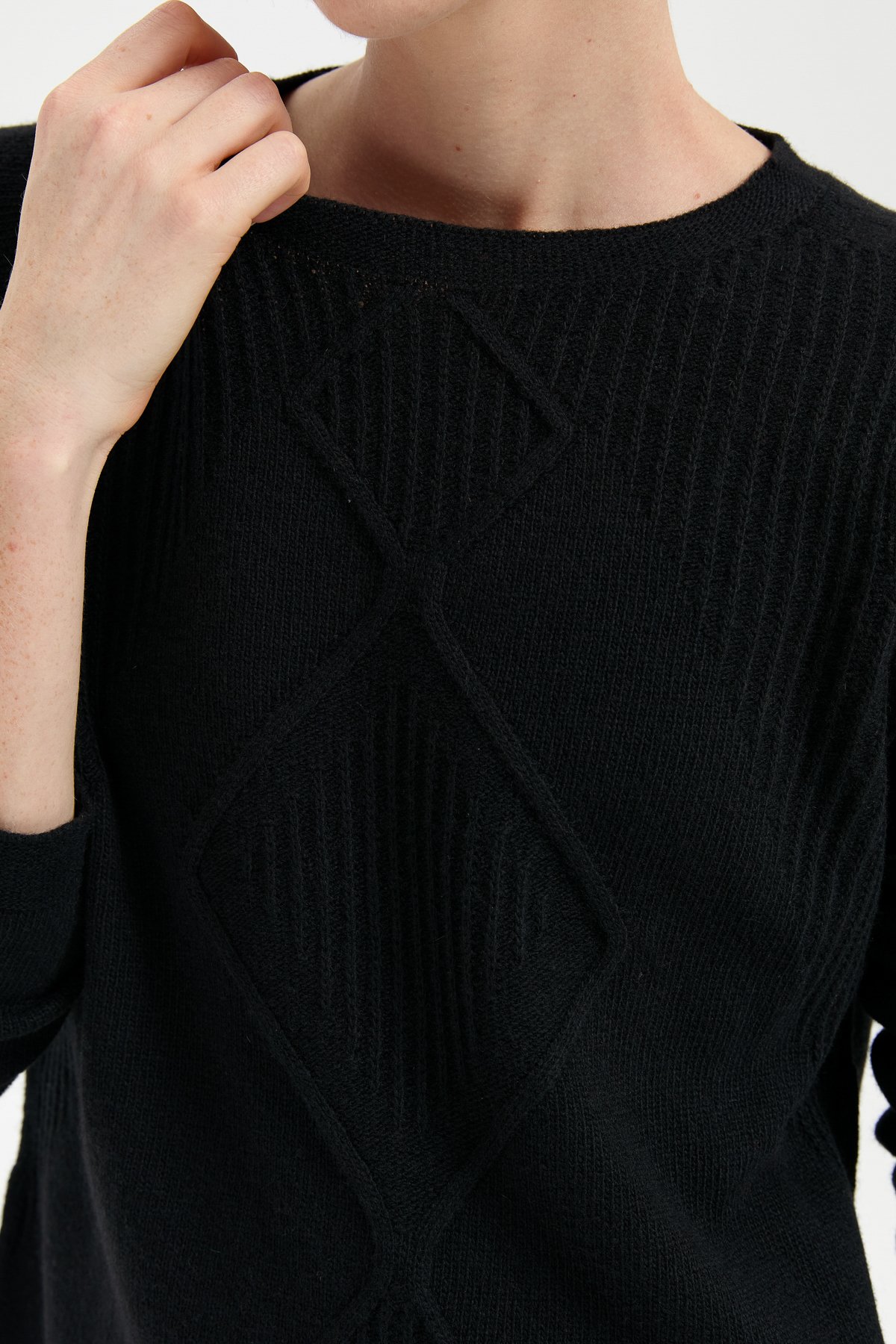 24199Kadın Sıfır Yaka Dikişsiz Önü Selanik Baklavalı Yün Kazak Siyah