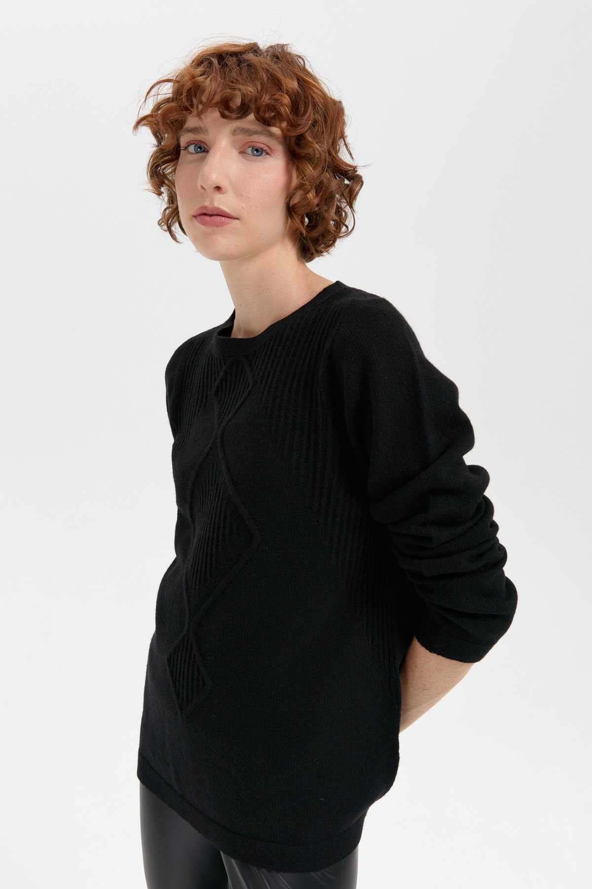 24199Kadın Sıfır Yaka Dikişsiz Önü Selanik Baklavalı Yün Kazak Siyah