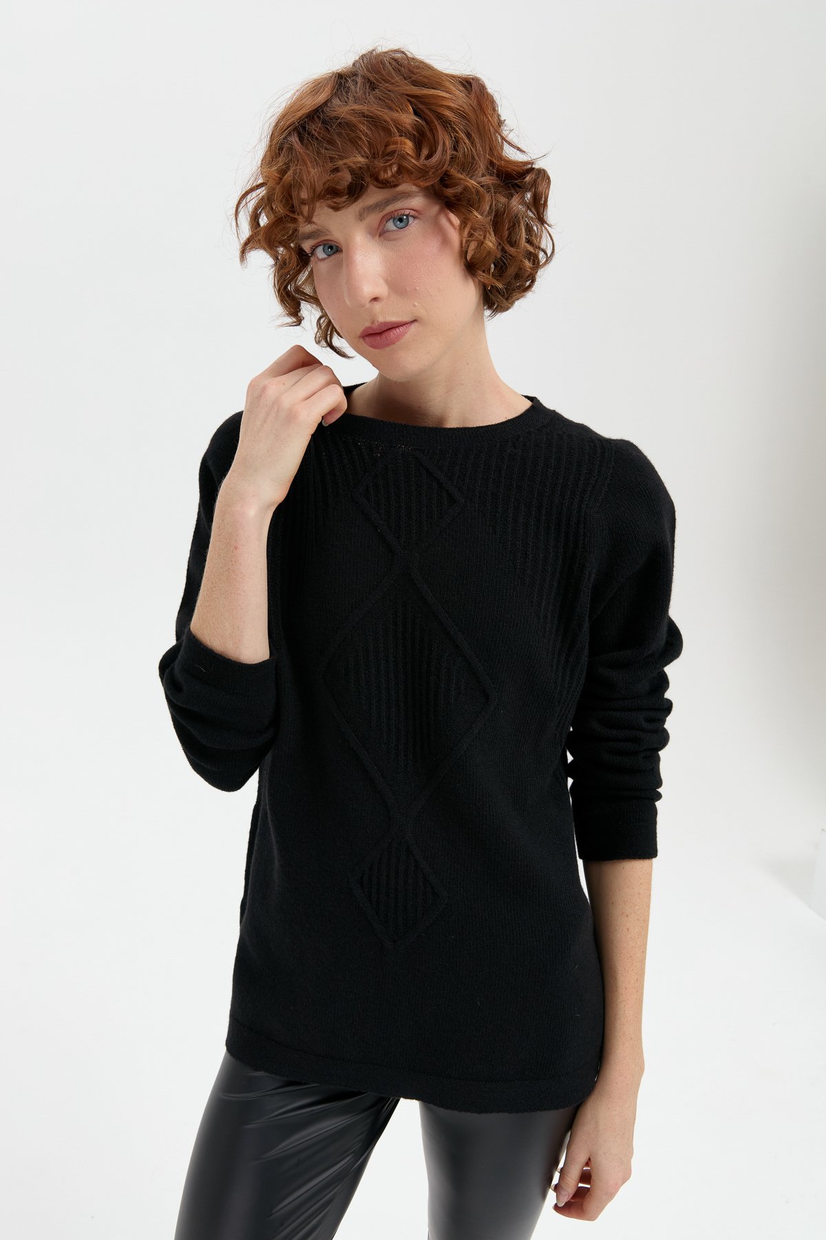 24199Kadın Sıfır Yaka Dikişsiz Önü Selanik Baklavalı Yün Kazak Siyah