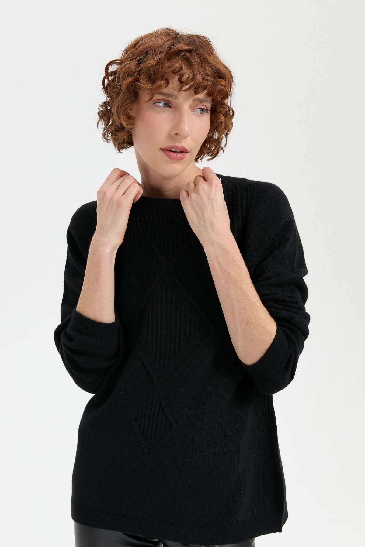 24199Kadın Sıfır Yaka Dikişsiz Önü Selanik Baklavalı Yün Kazak Siyah