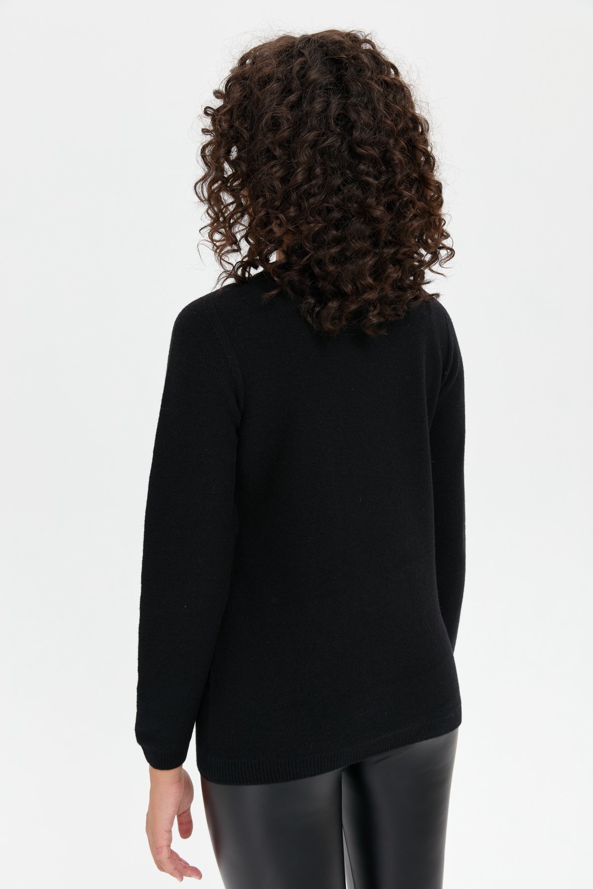 24222Kadın Sıfır Yaka Dikişsiz Önü Yürütmeli Yün Kazak Siyah