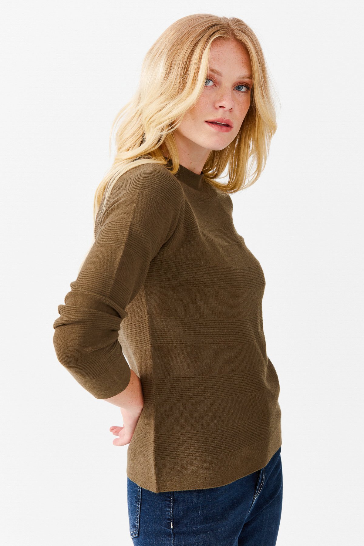 22280Женский бесшовный вязаный свитер с круглым вырезом бежевый 