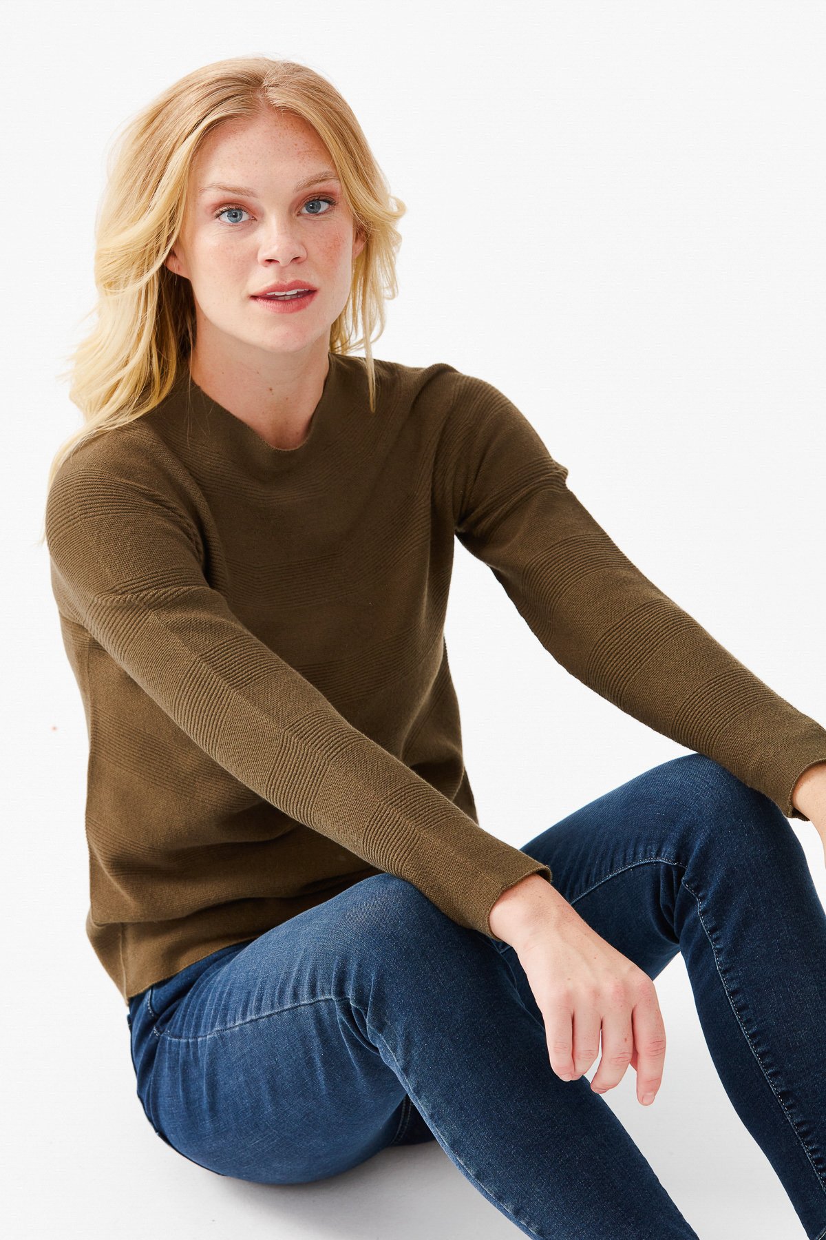 22280Женский бесшовный вязаный свитер с круглым вырезом бежевый 