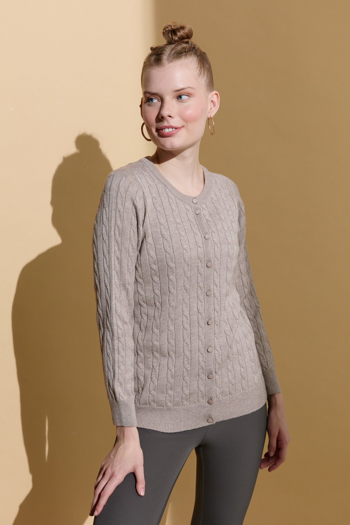 24326Kadın Sıfır Yaka Dikişsiz Saç Örgülü Hırka Vizon