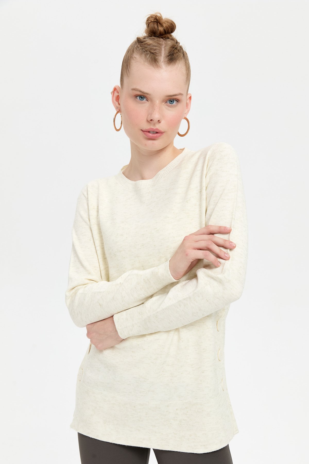 23390Kadın Sıfır Yaka Dikişsiz Yanları Düğmeli Simli Kazak Kemik