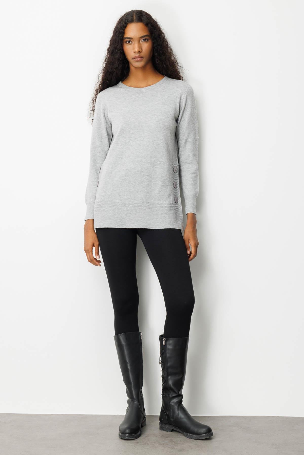 23390Kadın Sıfır Yaka Dikişsiz Yanları Düğmeli Simli Kazak Gri