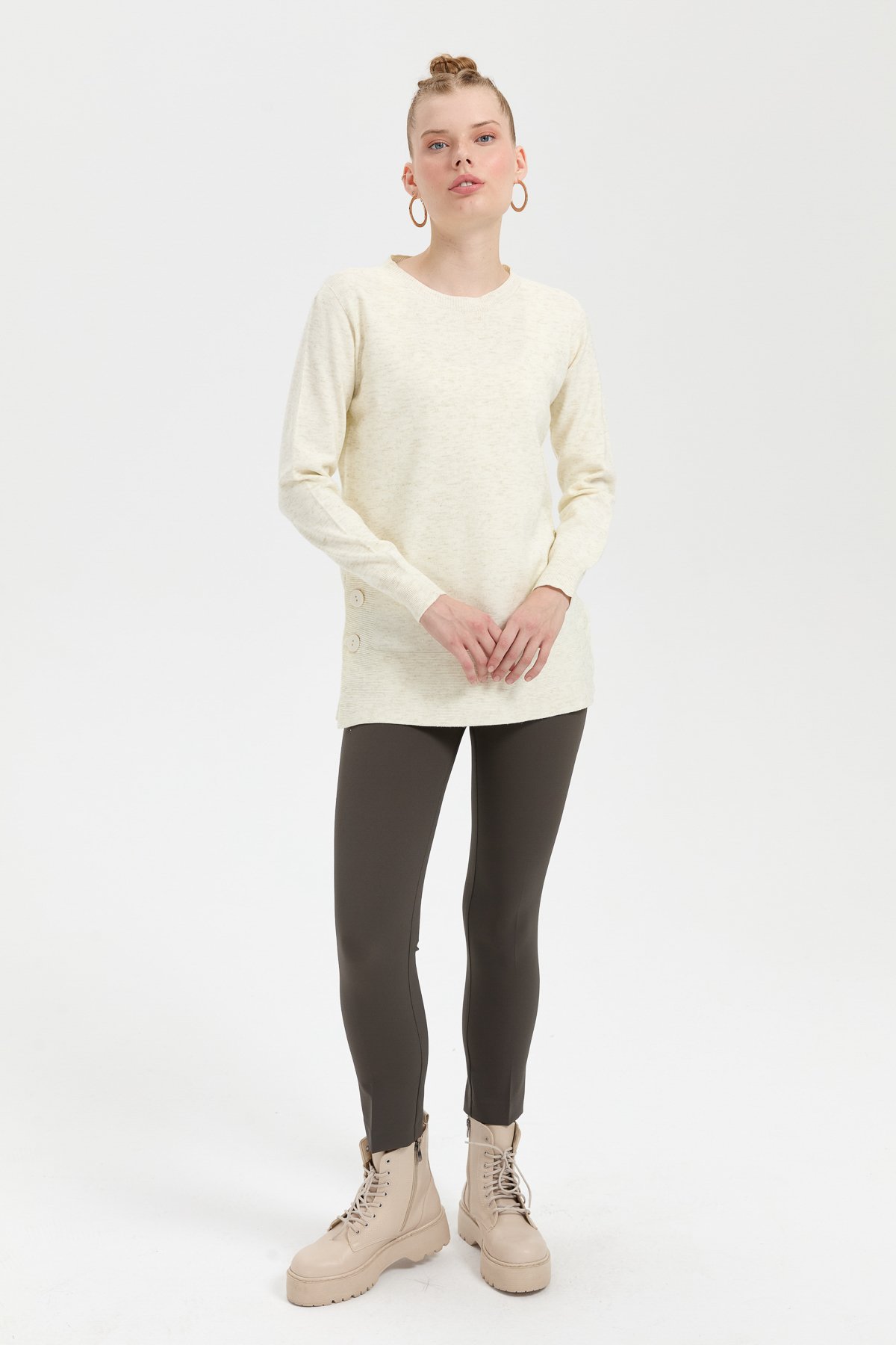 23390Kadın Sıfır Yaka Dikişsiz Yanları Düğmeli Simli Kazak Kemik