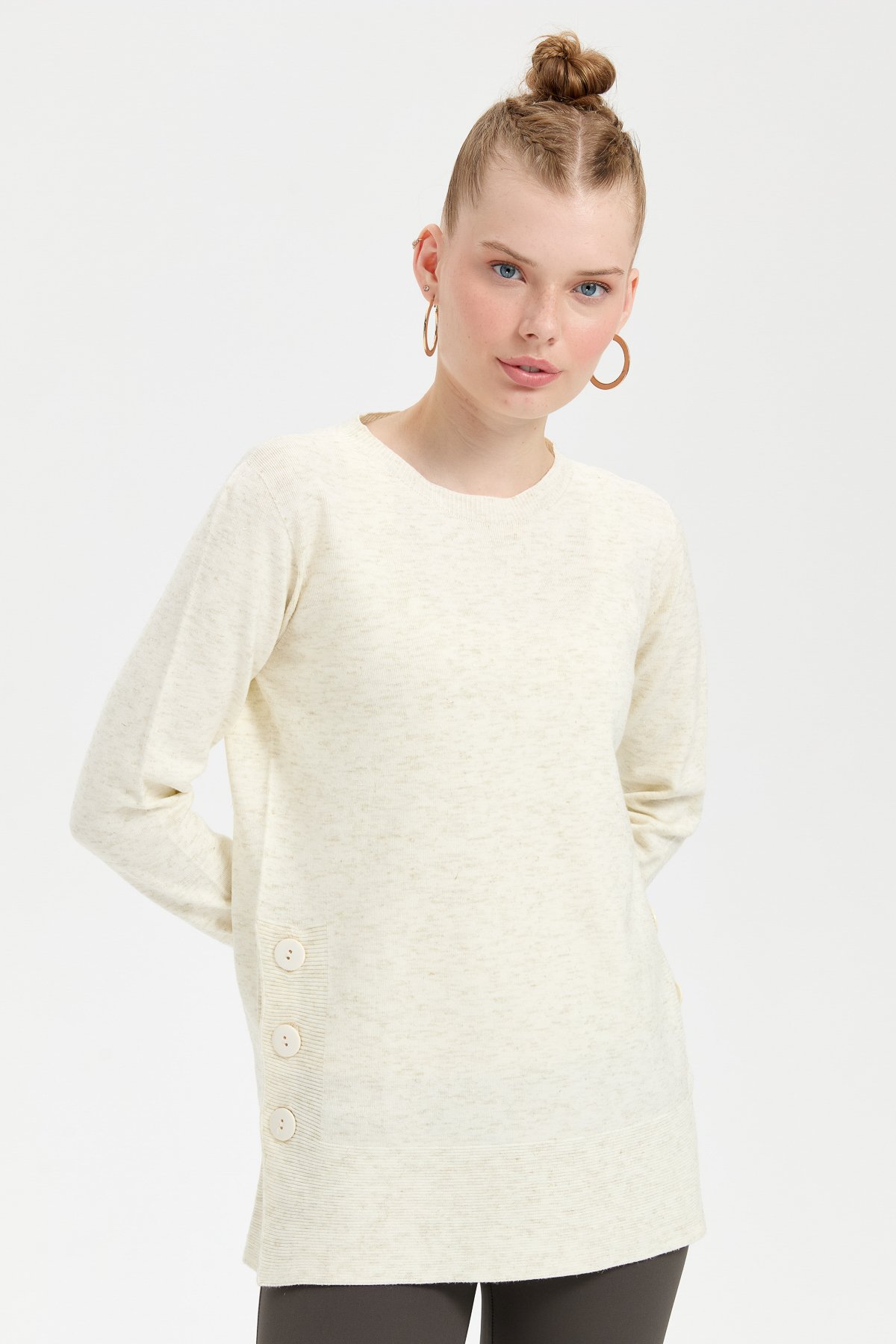 23390Kadın Sıfır Yaka Dikişsiz Yanları Düğmeli Simli Kazak Kemik