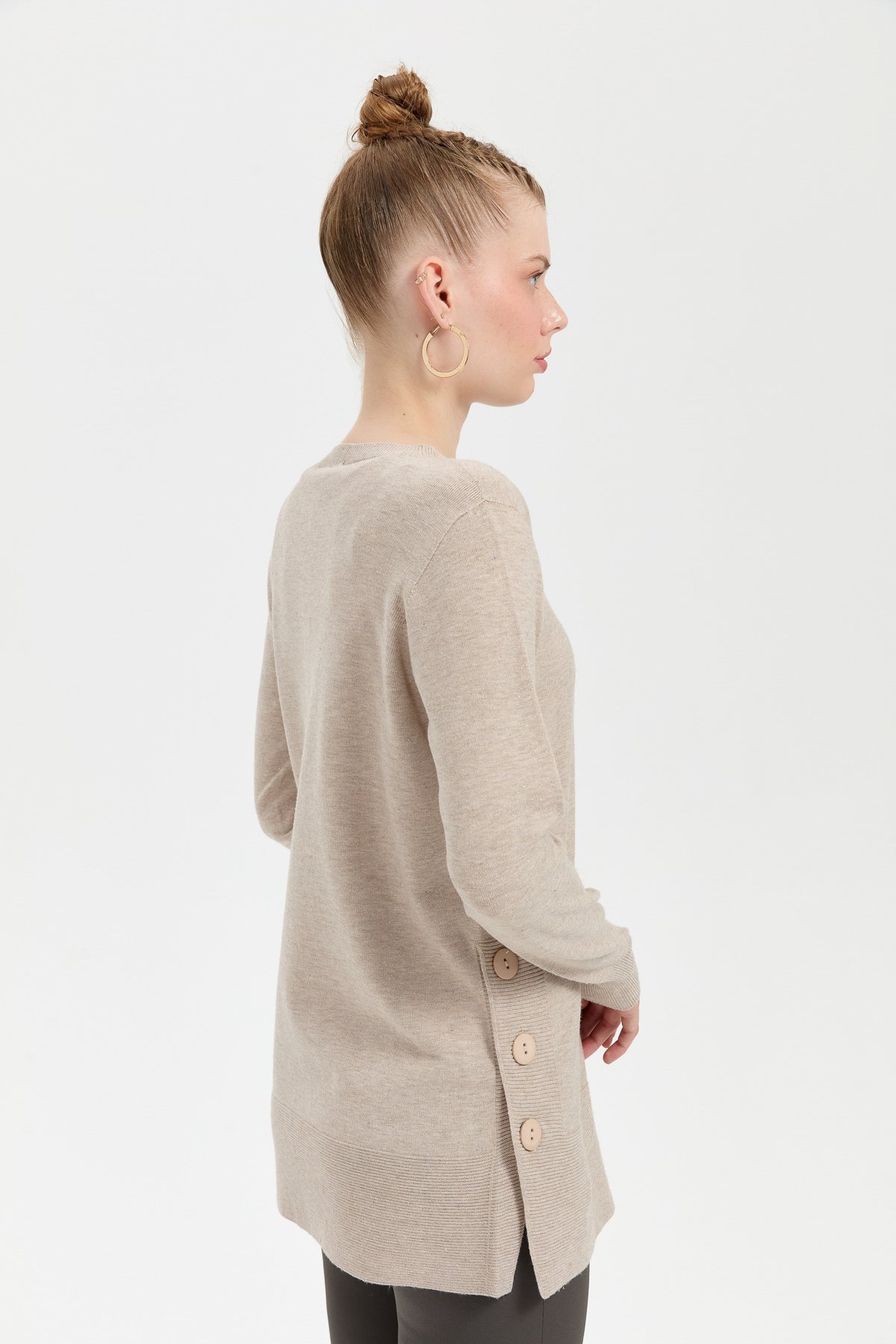 23390Kadın Sıfır Yaka Dikişsiz Yanları Düğmeli Simli Kazak Bej/Melanj